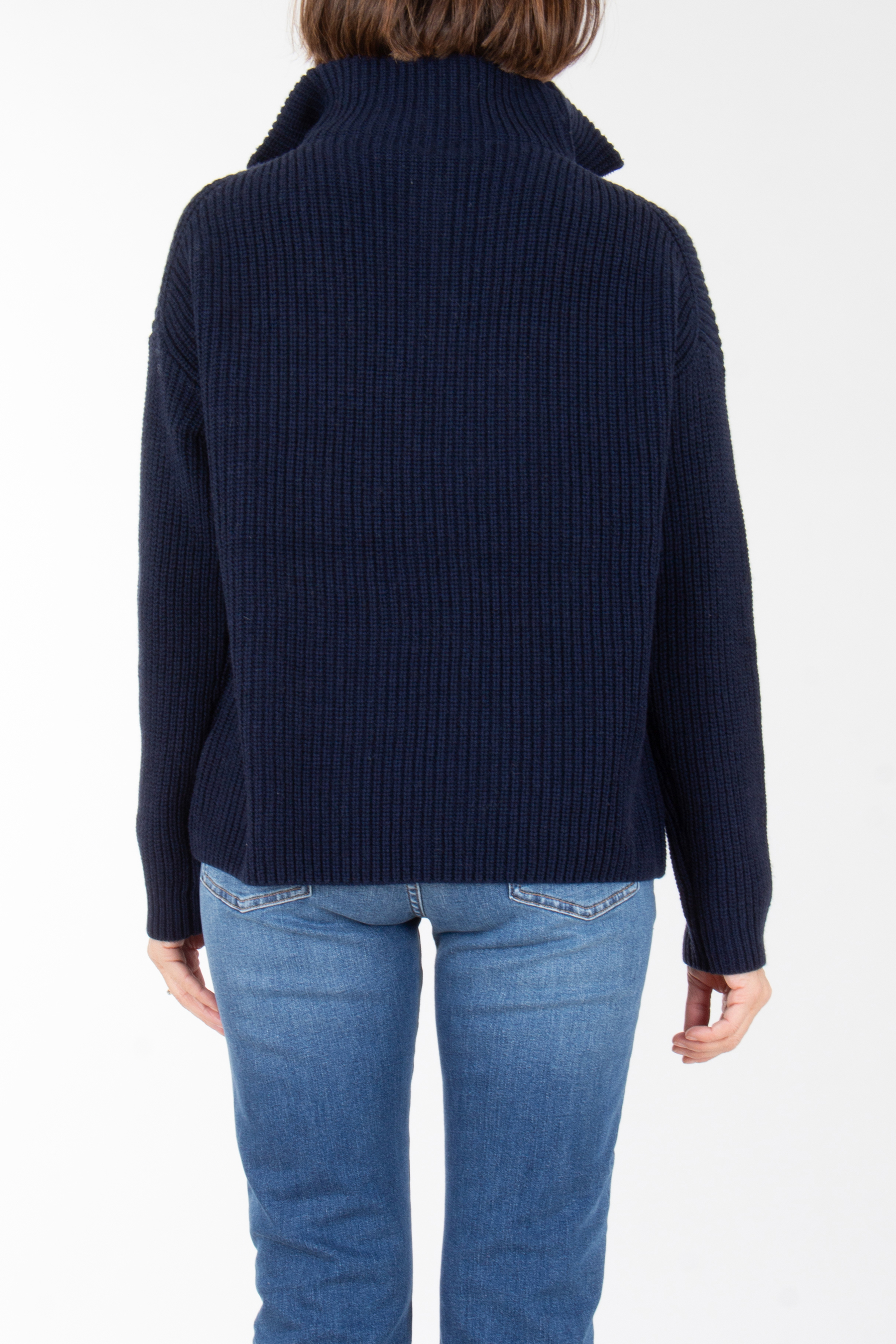 Strickwaren, Pullover, Jeanshose, Mantel, Person