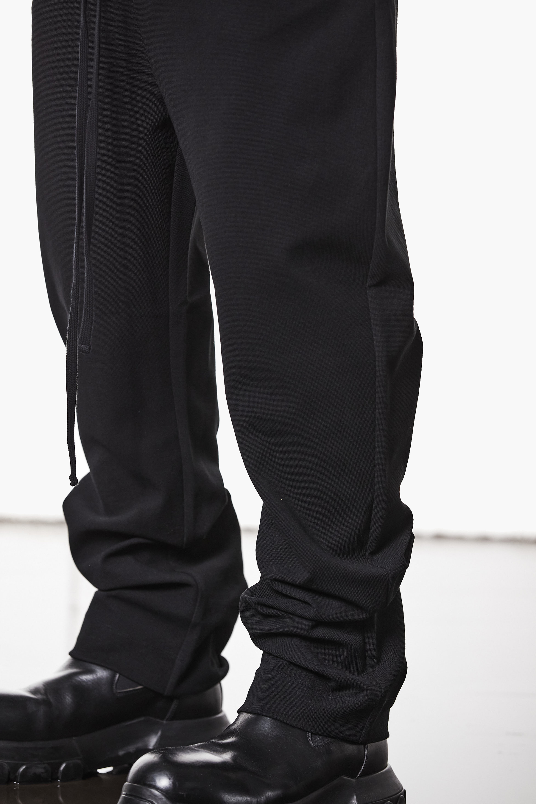 THOM KROM Relaxed Fit Low Crotch Structured Cotton Stretch Blend Sweatpants Hosen, Schuh, Erwachsener, Mann, Person