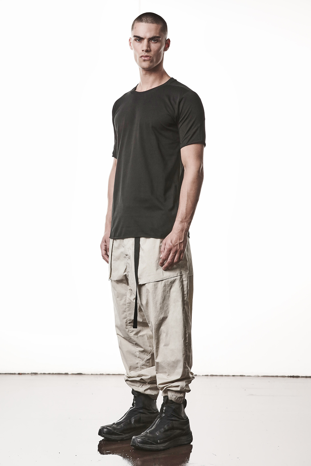 T-shirt, Person, Stehend, Hosen, Schuh