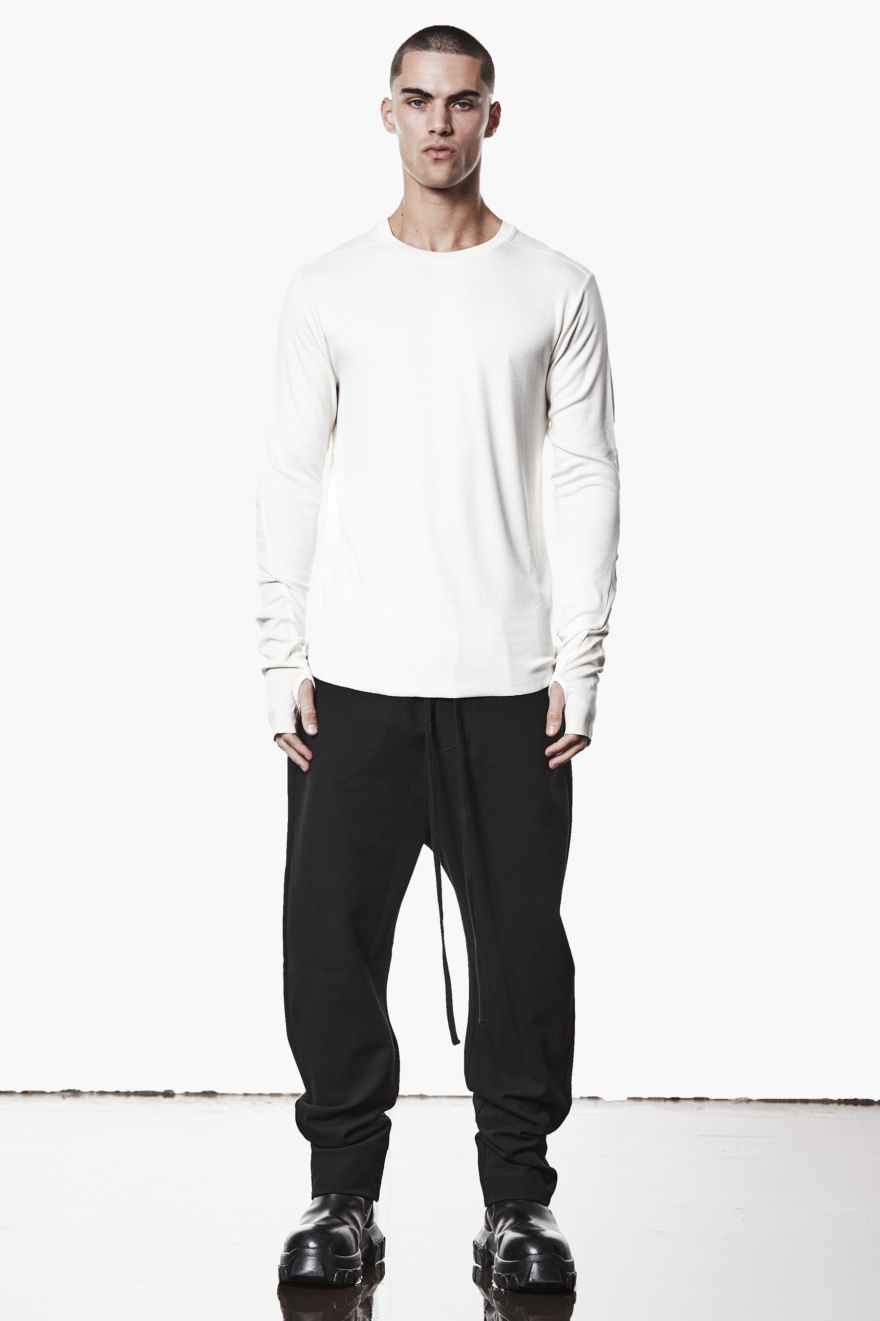 THOM KROM Slim Fit Viscose Stretch Long-Sleeve T-Shirt Langarm, Ärmel, Person, Stehend, Hosen