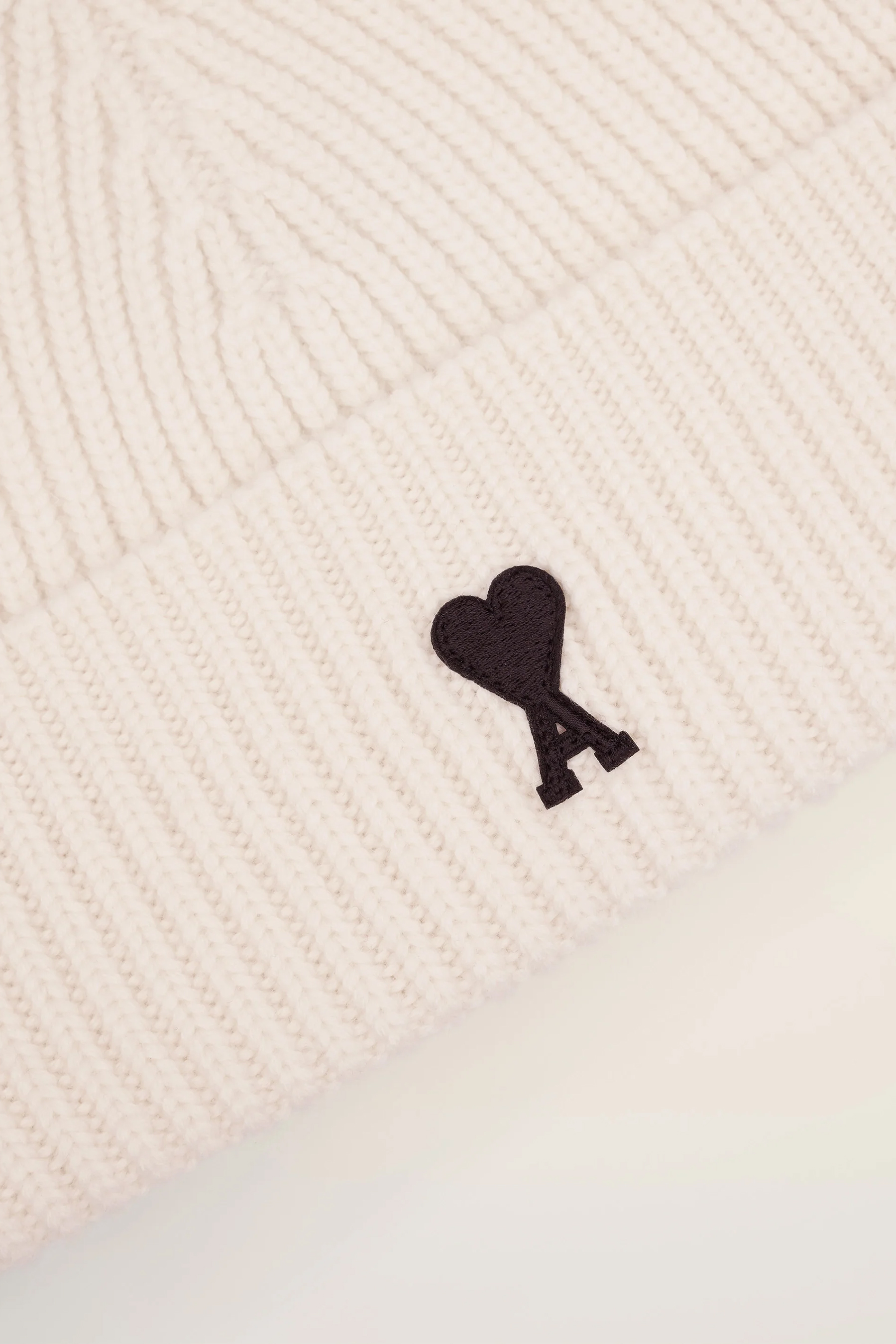 AMI PARIS Ami De Coeur Ribbed Virgin Wool Beanie Bekleidung, Hut