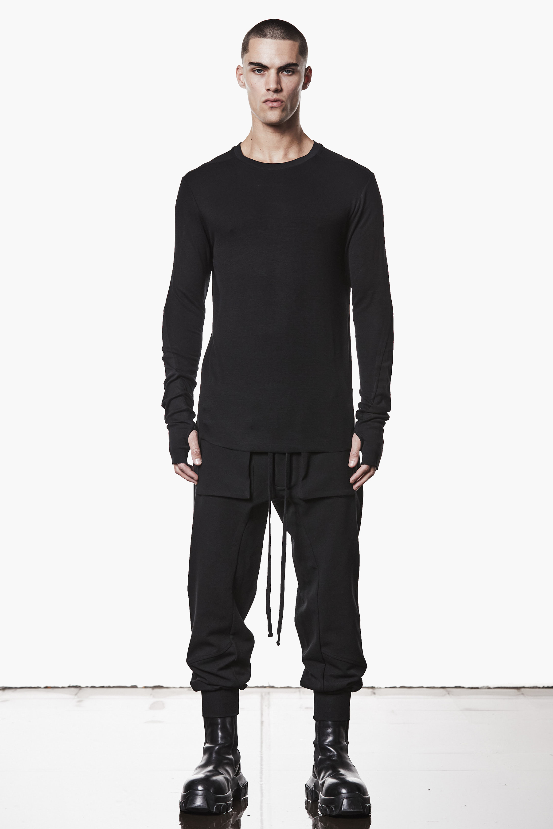 THOM KROM Slim Fit Viscose Stretch Long-Sleeve T-Shirt Langarm, Ärmel, Person, Stehend, Hosen