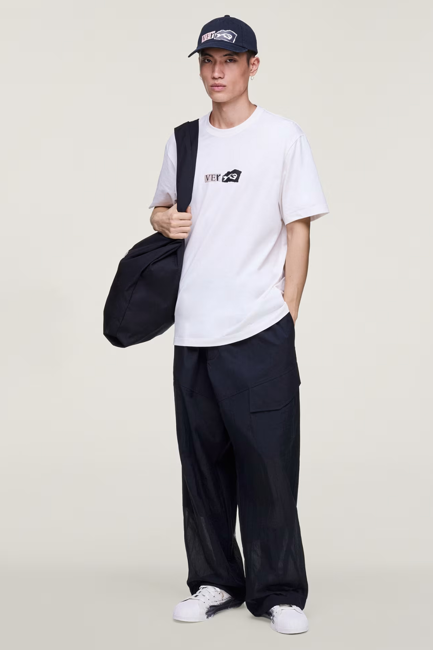 Person, Stehend, Baseball-Kappe, Mütze, Hosen