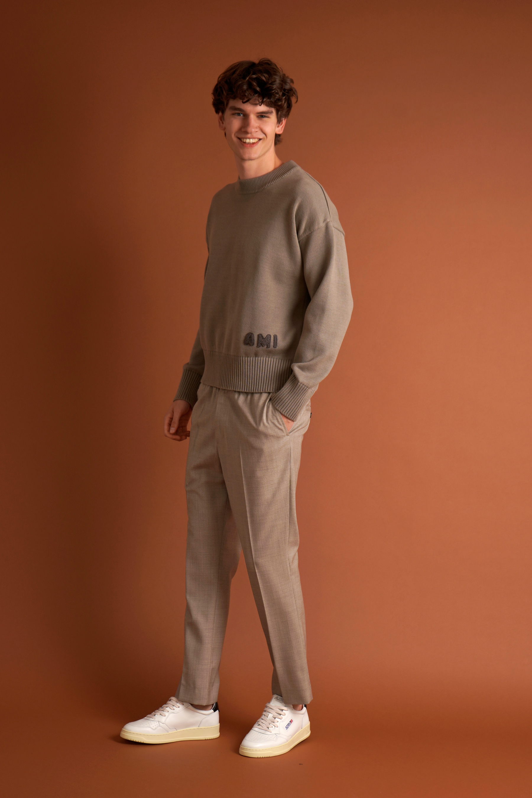 AMI PARIS Relaxed Fit Organic Cotton-Wool Blend Sweater Person, Langarm, Stehend, Hosen, Schuh