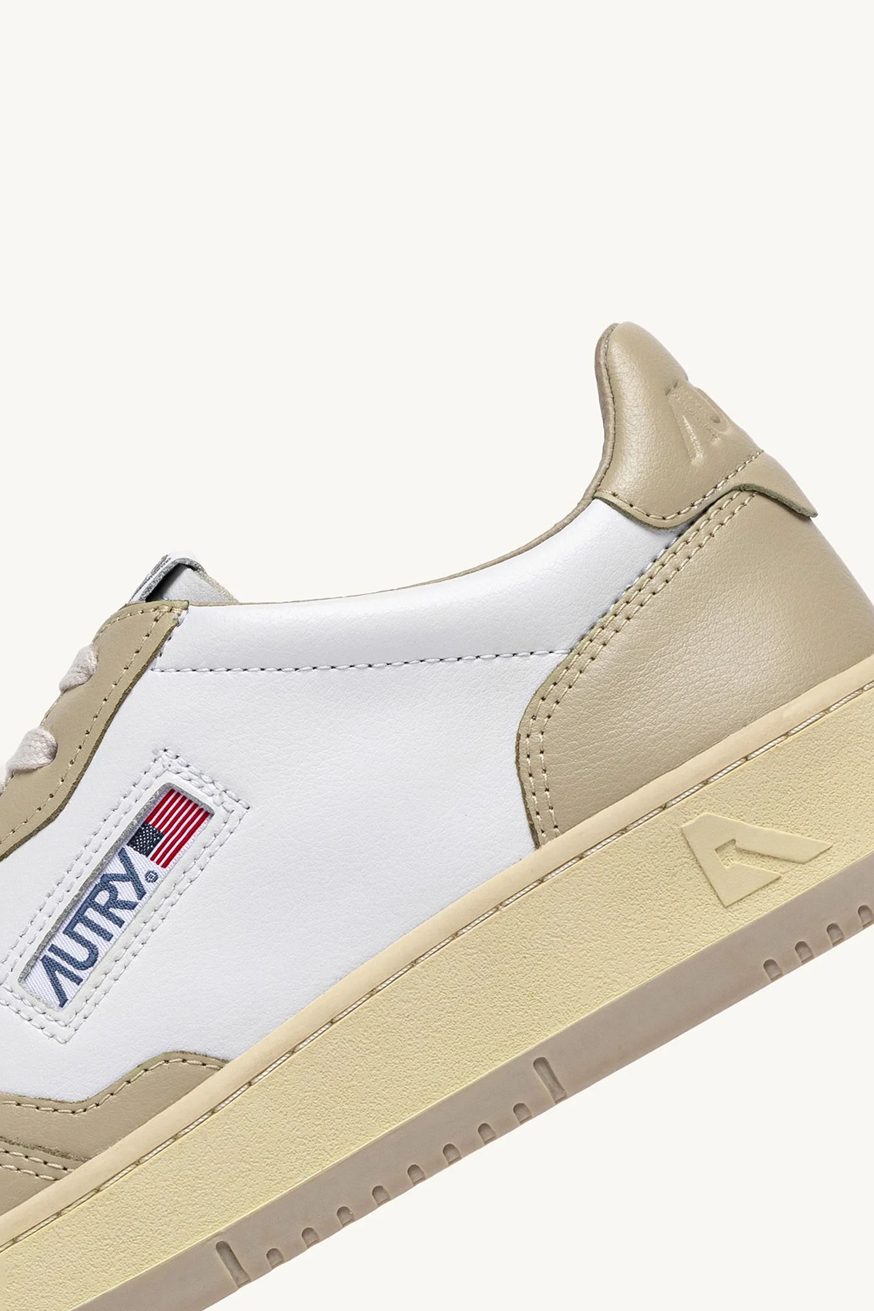 AUTRY Leather Sneakers Medalist Low Bekleidung, Schuhwerk, Schuh, Sneaker