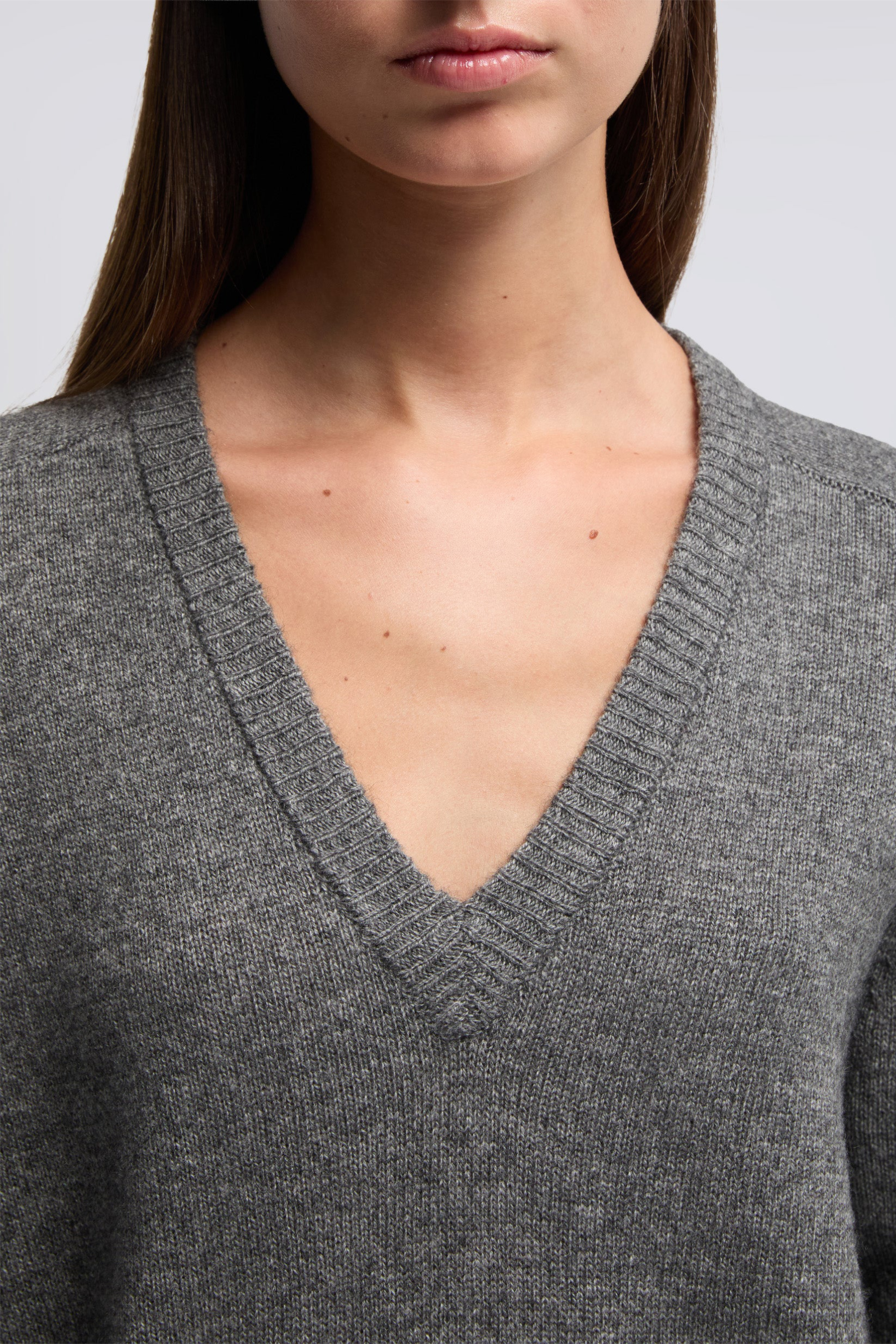 ASPESI Regular Fit Wool-Yak-Cashmere Blend V-Neck Sweater Hals, Person, Erwachsener, Weiblich, Frau