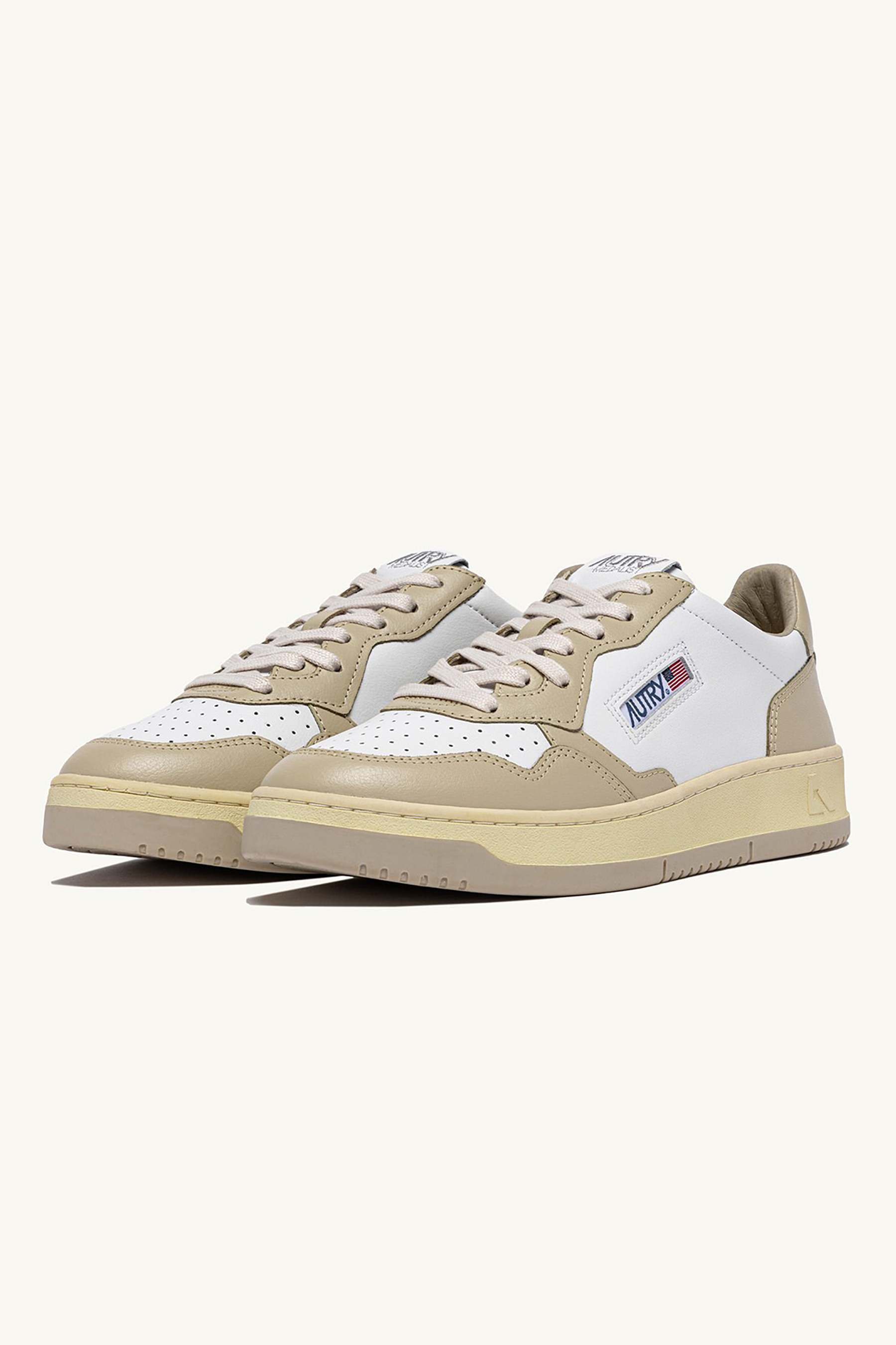 AUTRY Leather Sneakers Medalist Low Bekleidung, Schuhwerk, Schuh, Sneaker