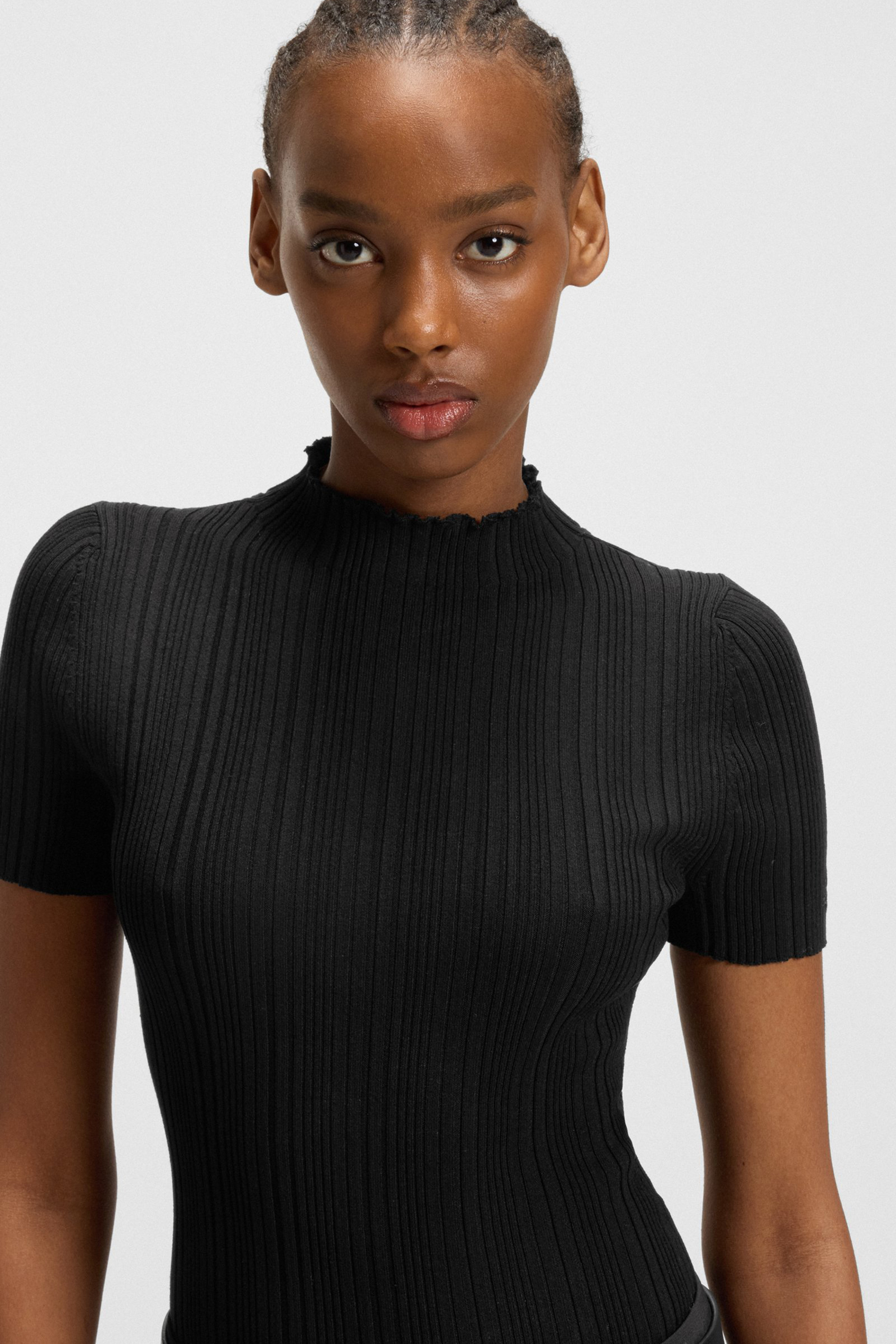 HUGO Slim Fit Ribbed Viscose Blend Short-Sleeve Mock Neck Sweater Sarphapilk Gesicht, Kopf, Fotografie, Portrait, Hals