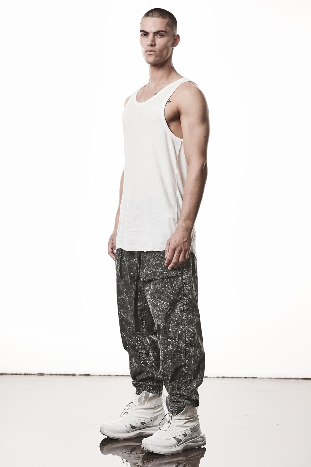 Hosen, Schuh, Sneaker, Person, Stehend