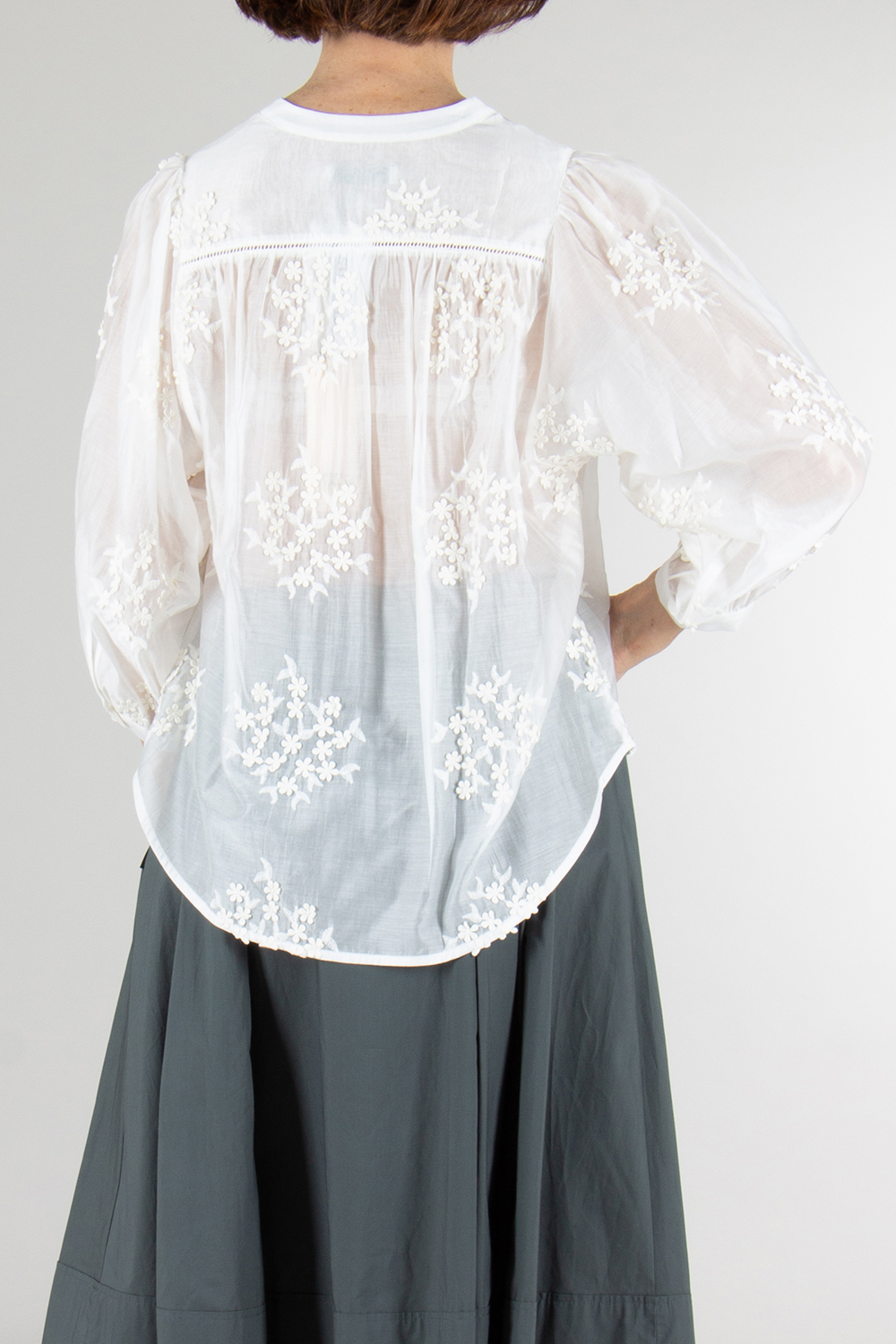 0039 ITALY Relaxed Fix Flower Embroidery Blouse