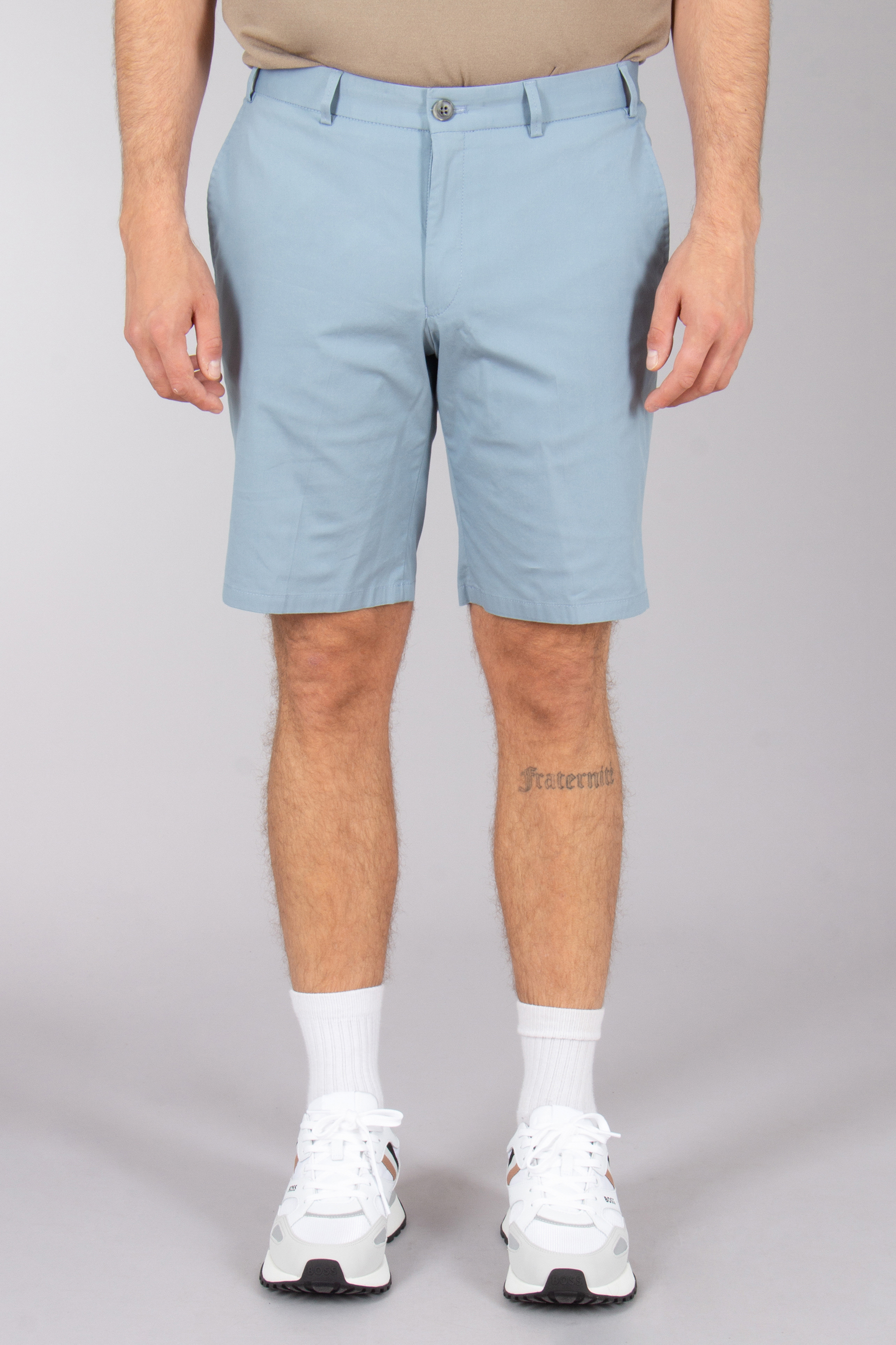 Bekleidung, Kurze Hosen, Schuhwerk, Schuh, Tätowierung