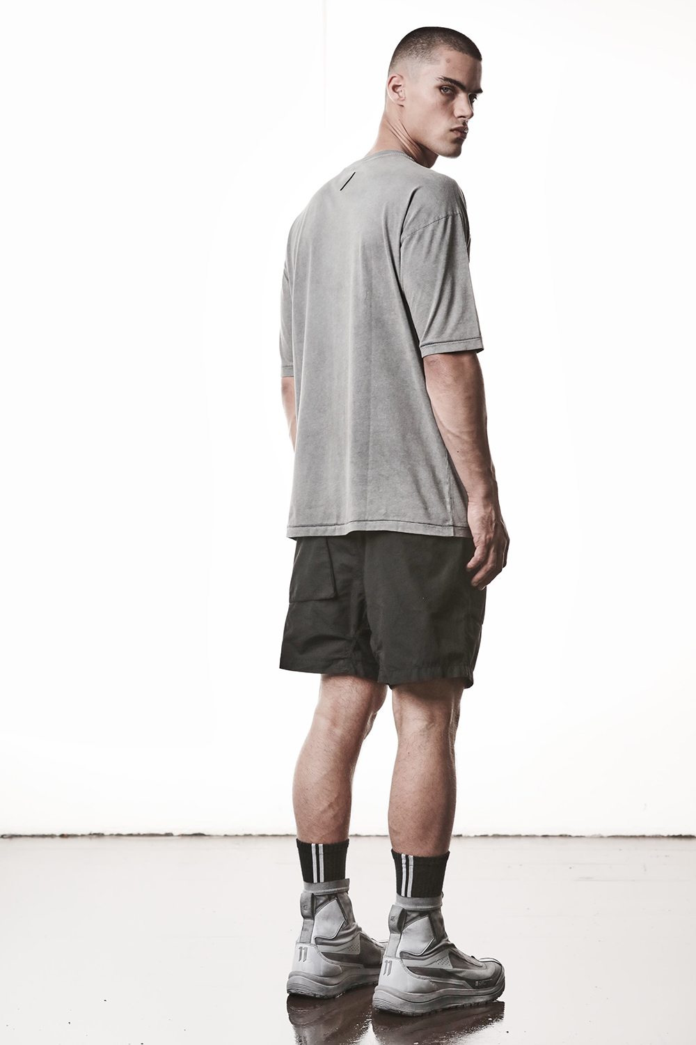 Kurze Hose, T-shirt, Schuh, Person, Stehend