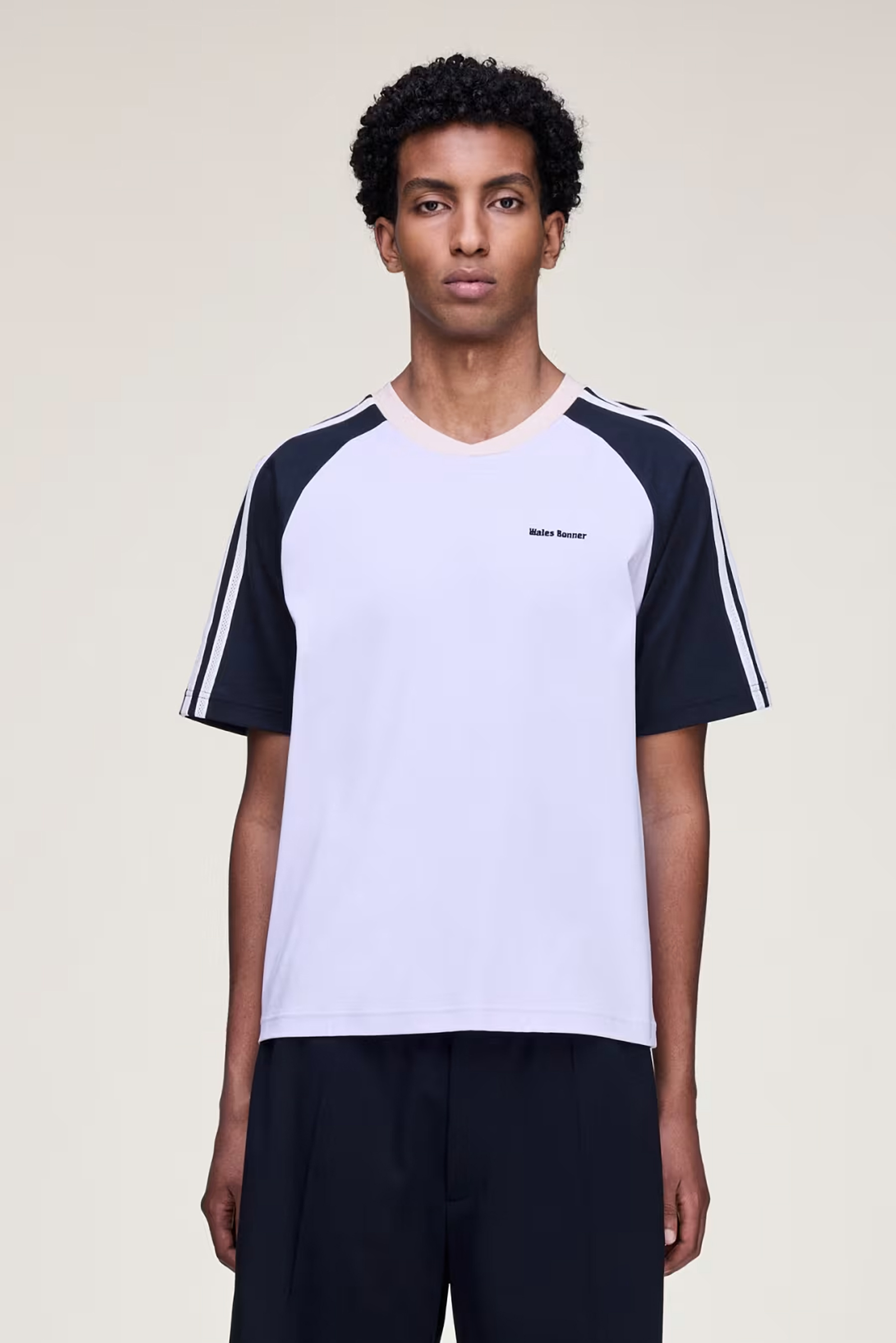 Bekleidung, T-shirt, Ärmel, Person, Hemd