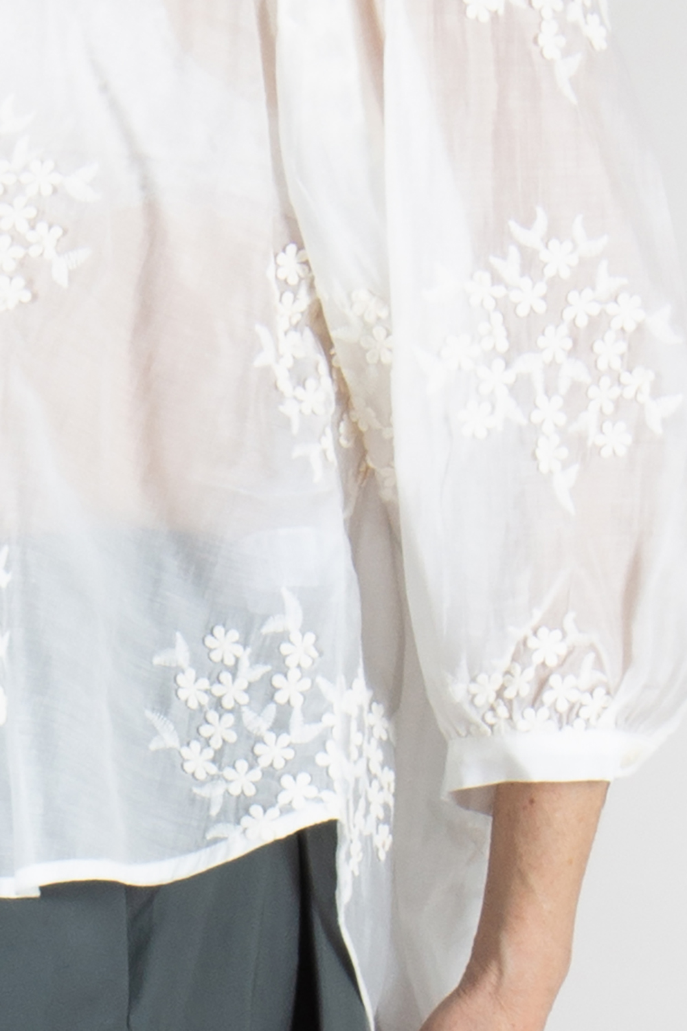 0039 ITALY Relaxed Fix Flower Embroidery Blouse