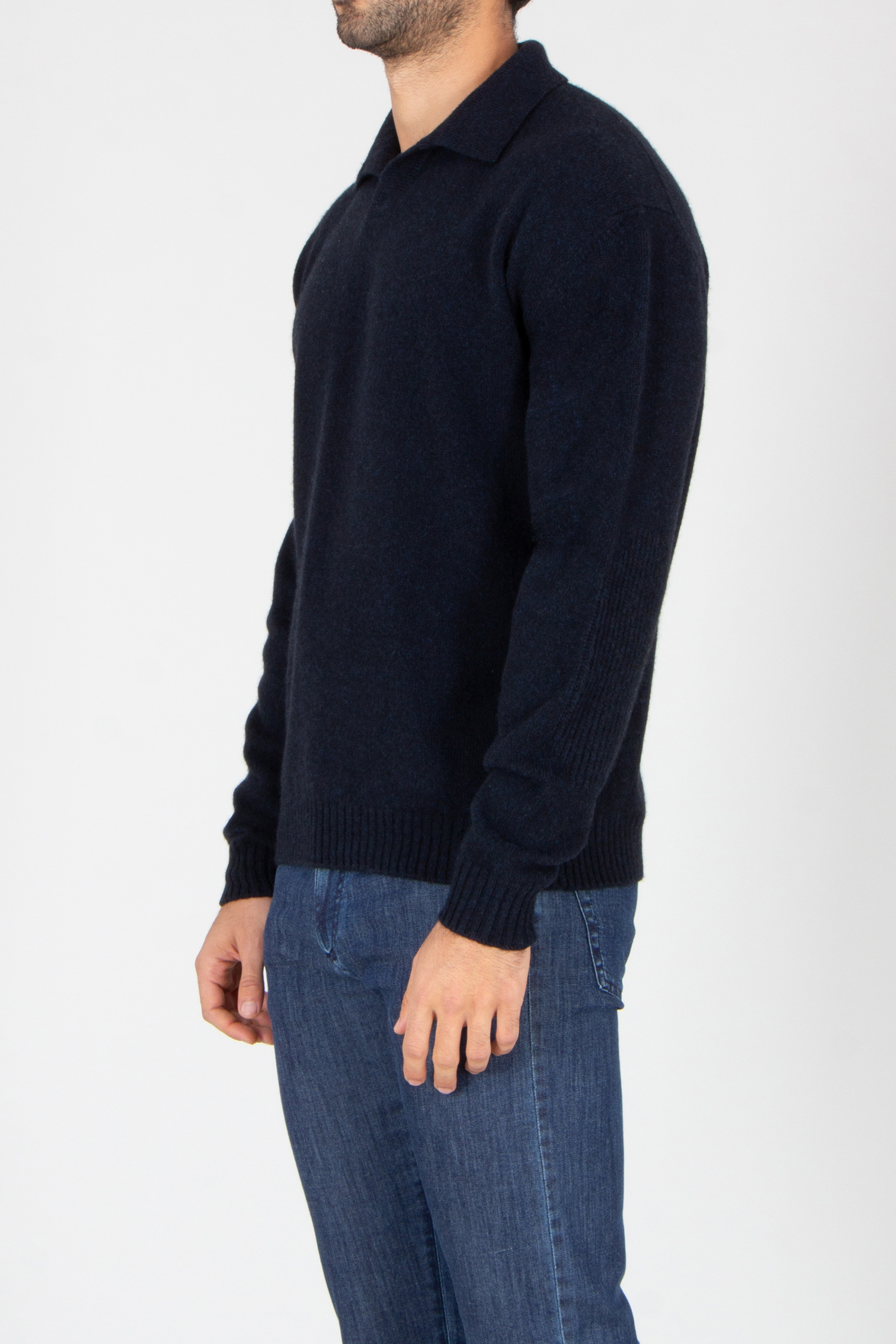 Strickwaren, Pullover, Jeanshose, Jacke, Person