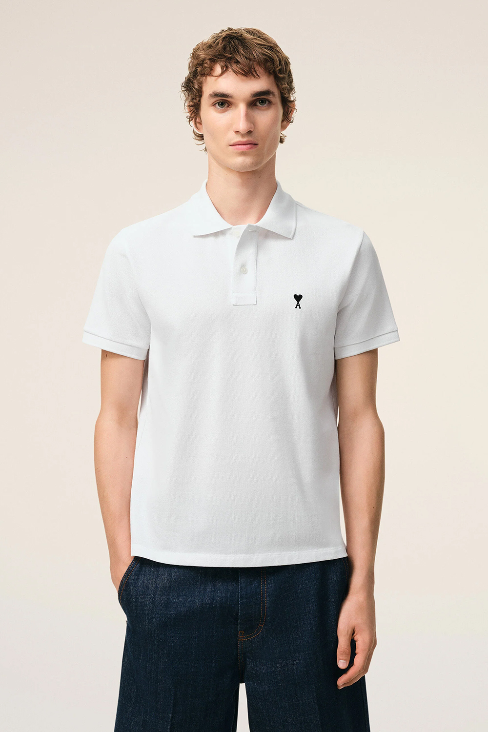 T-shirt, Bluse, Hemd, Jeanshose, Person