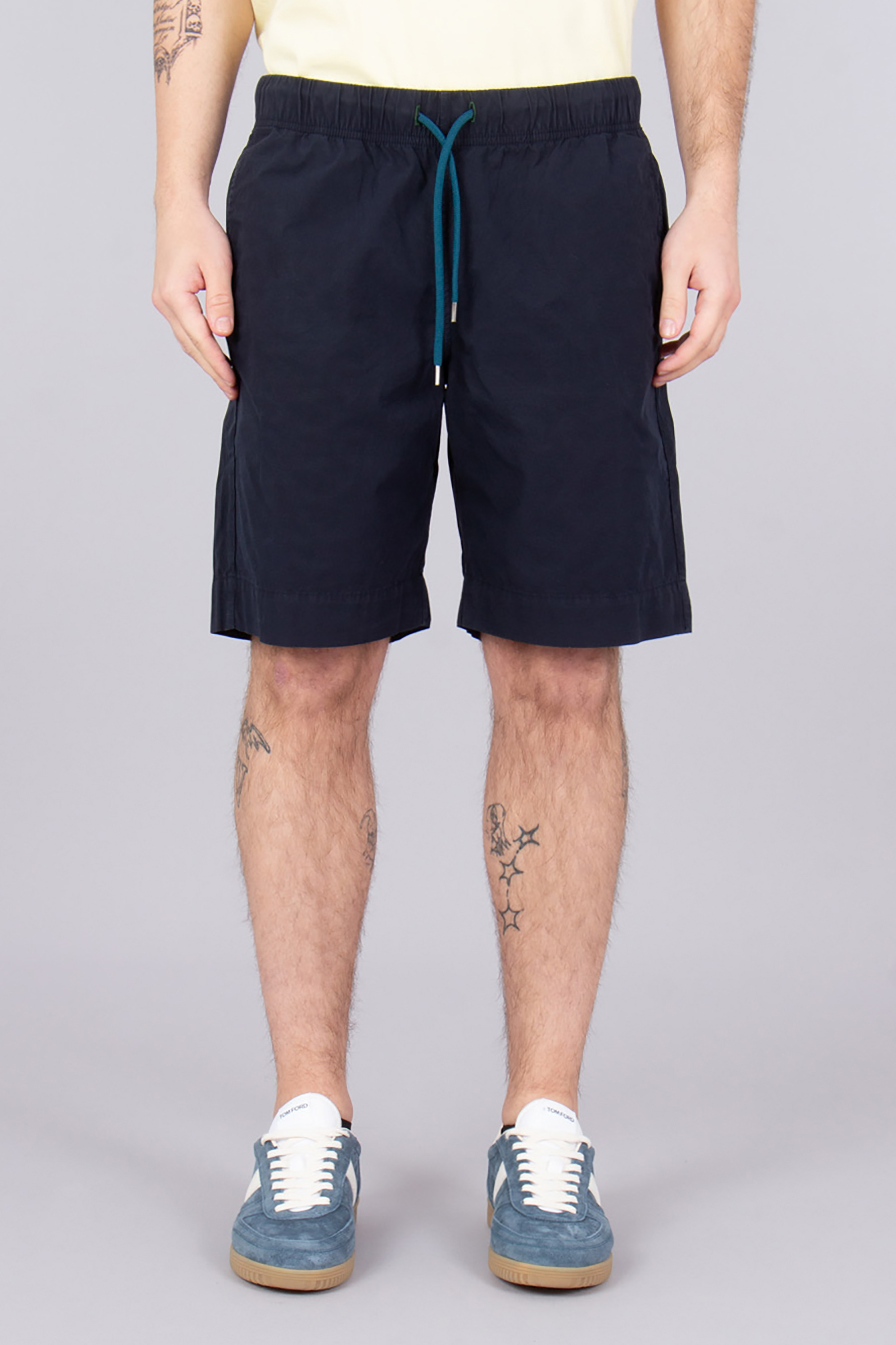 Bekleidung, Kurze Hosen, Schuhwerk, Schuh, Person