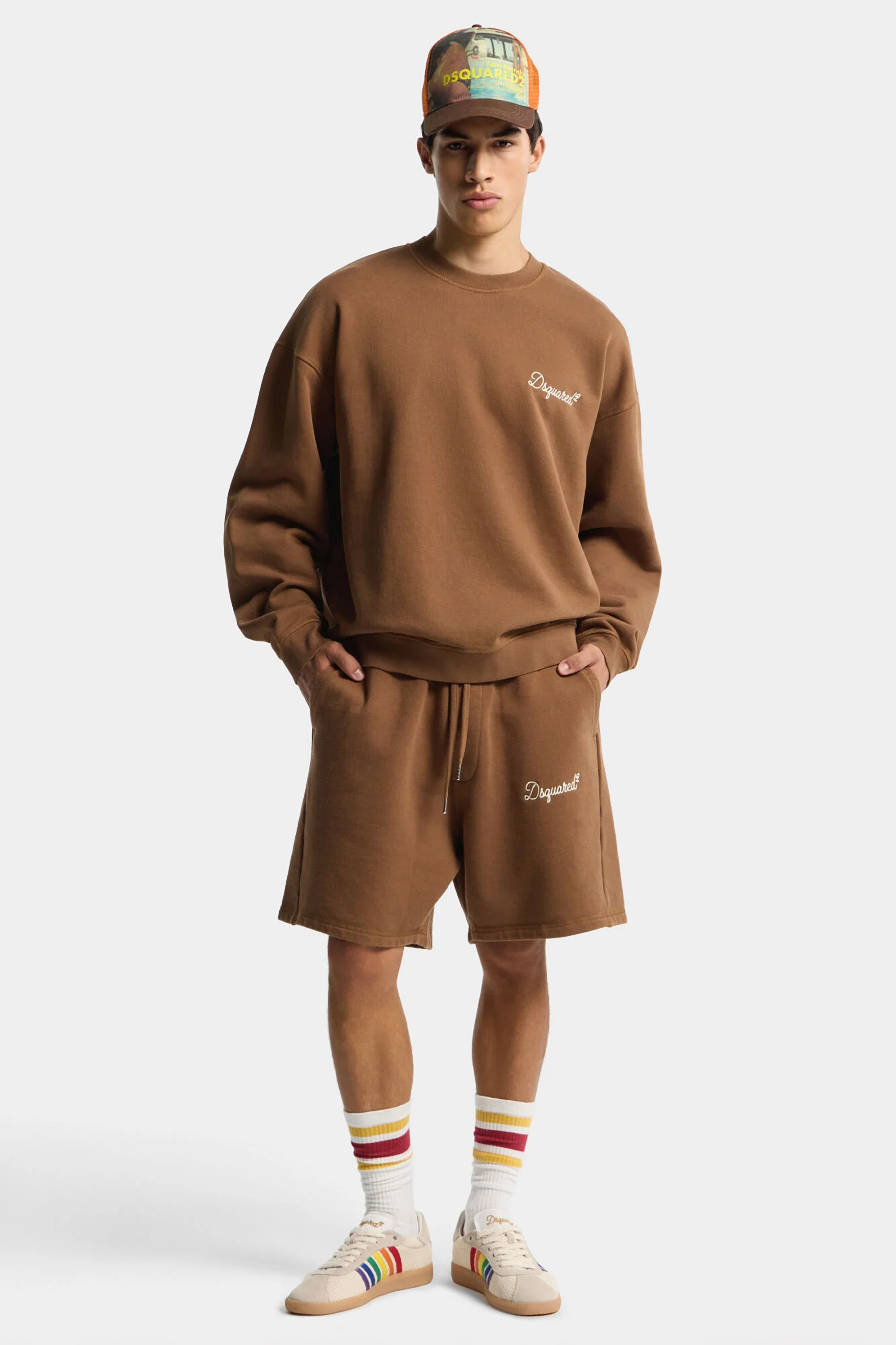 Bekleidung, Mantel, Langarm, Person, Kurze Hose