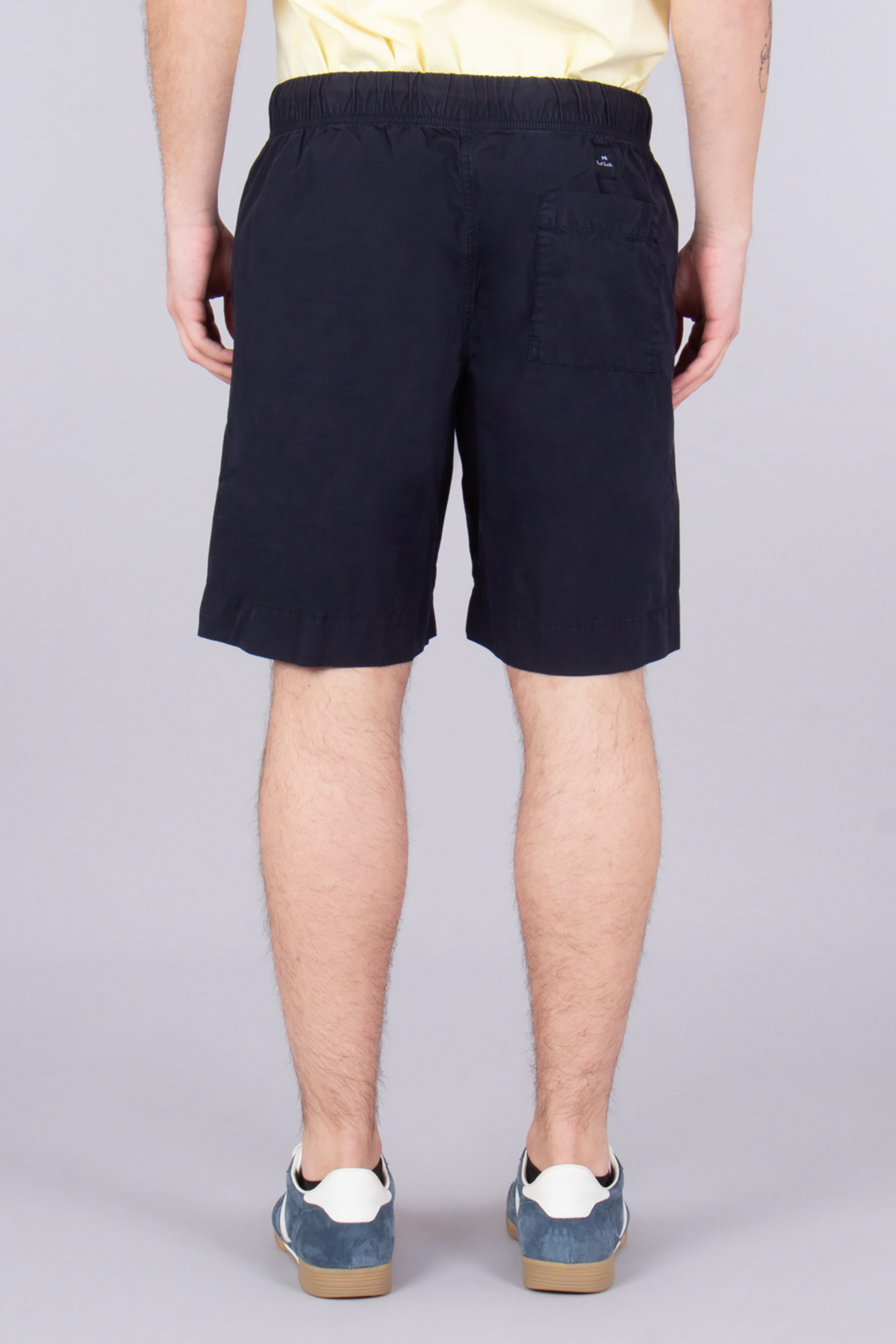 Bekleidung, Kurze Hosen, Person, Schuhe, Schuh