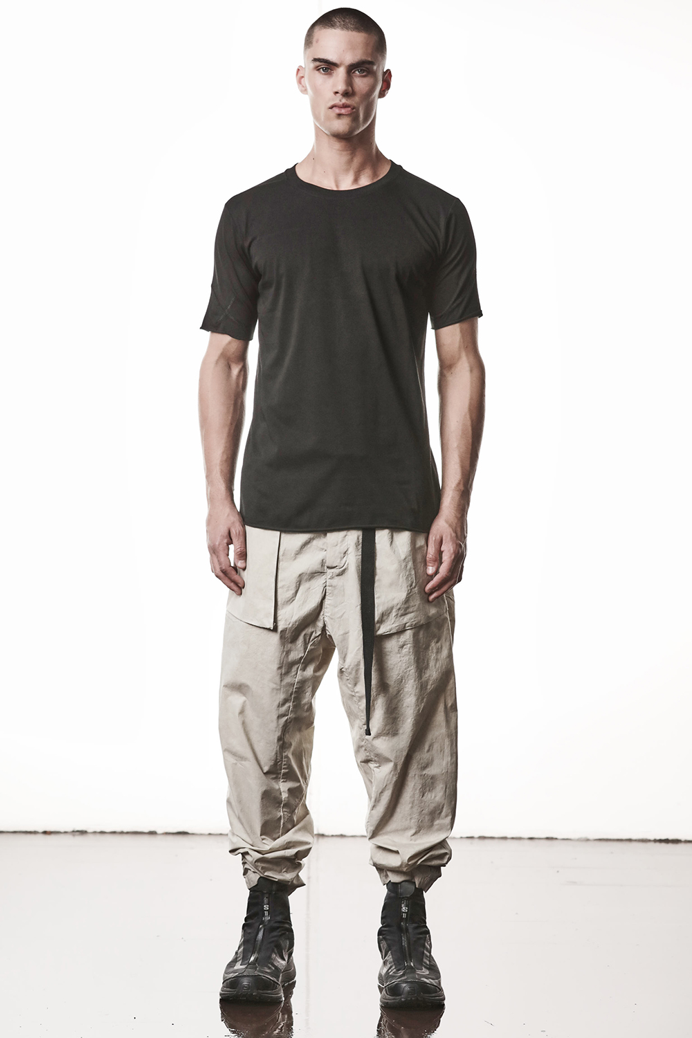 T-shirt, Person, Stehend, Hosen, Schuh
