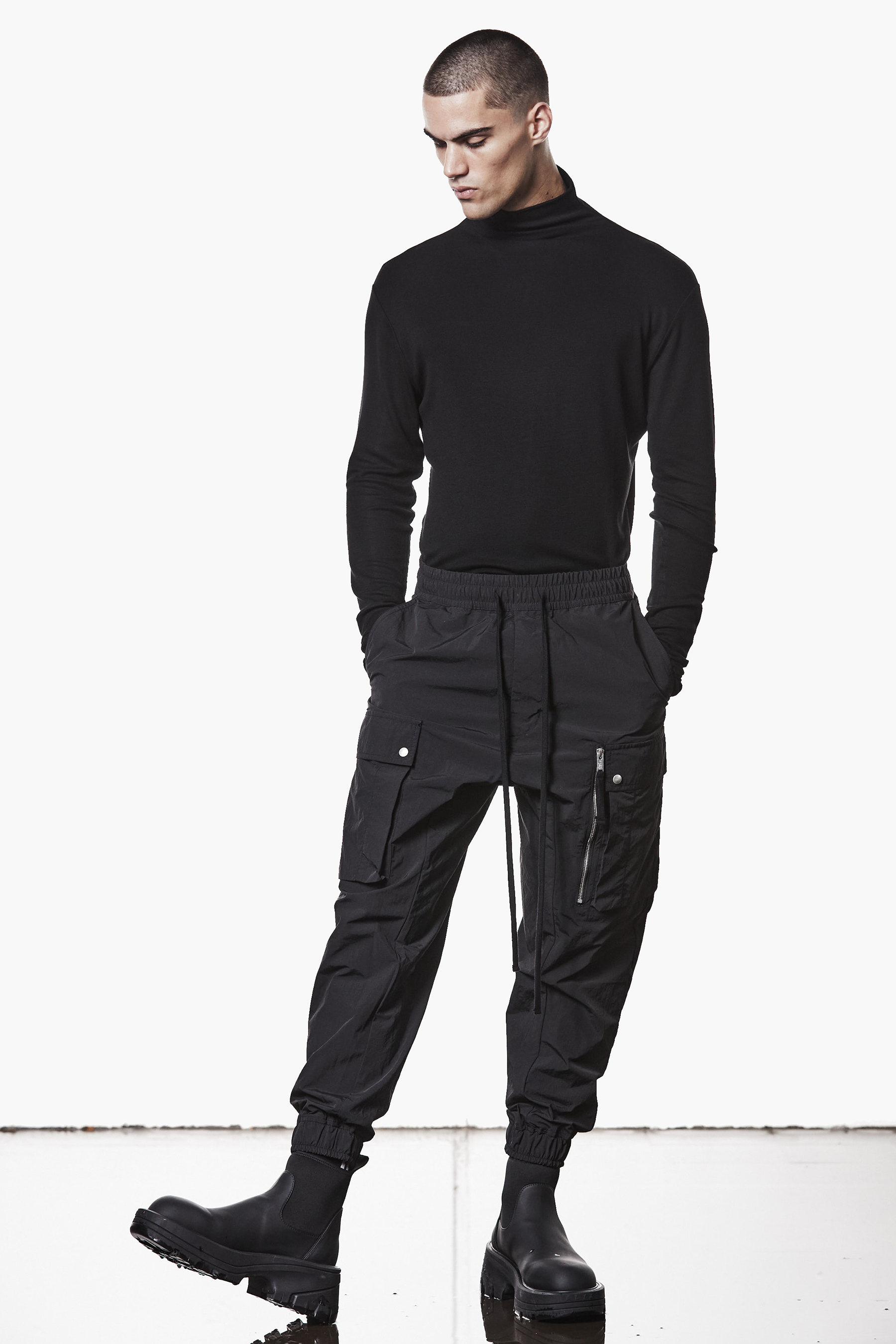 THOM KROM Regular Fit Low Crotch Technical Crashed Nylon Cargo Pants Langarm, Hosen, Person, Stehend, Mann