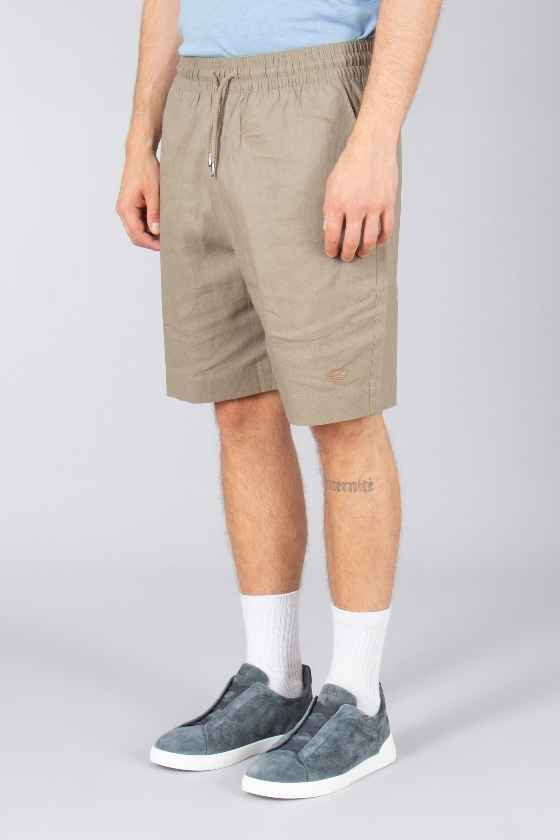 EMPORIO ARMANI Relaxed Fit Linen Blend Beachwear Bermuda Shorts Bekleidung, Kurze Hosen, Khaki, Turnschuh, Person