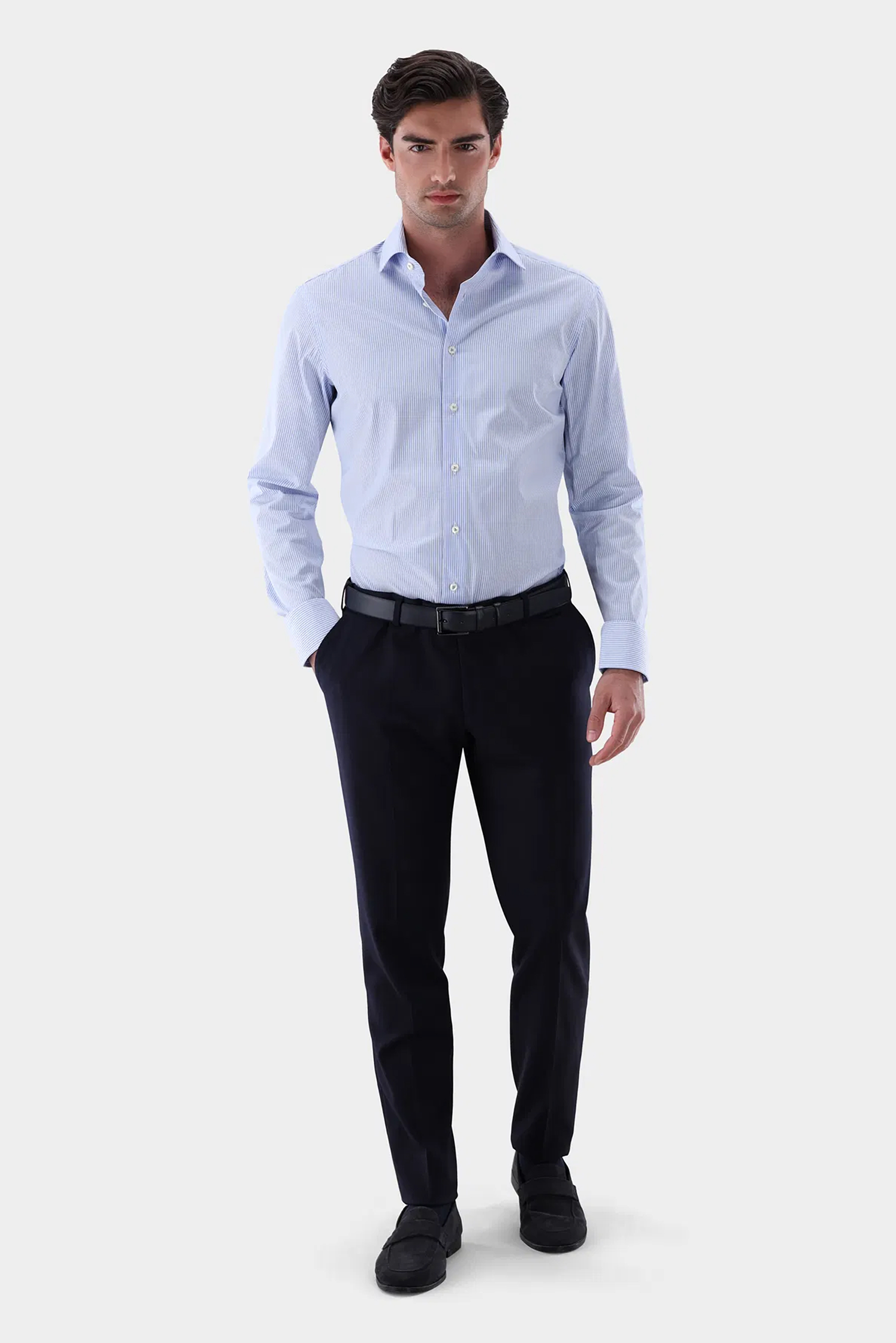 Hemd, Kleid, Hemd, Gürtel, Hosen, Stehend