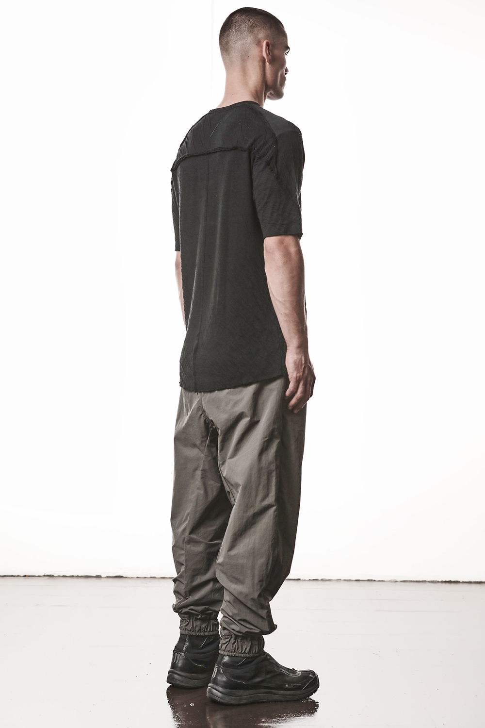 Person, Stehend, Hosen, T-shirt, Schuh