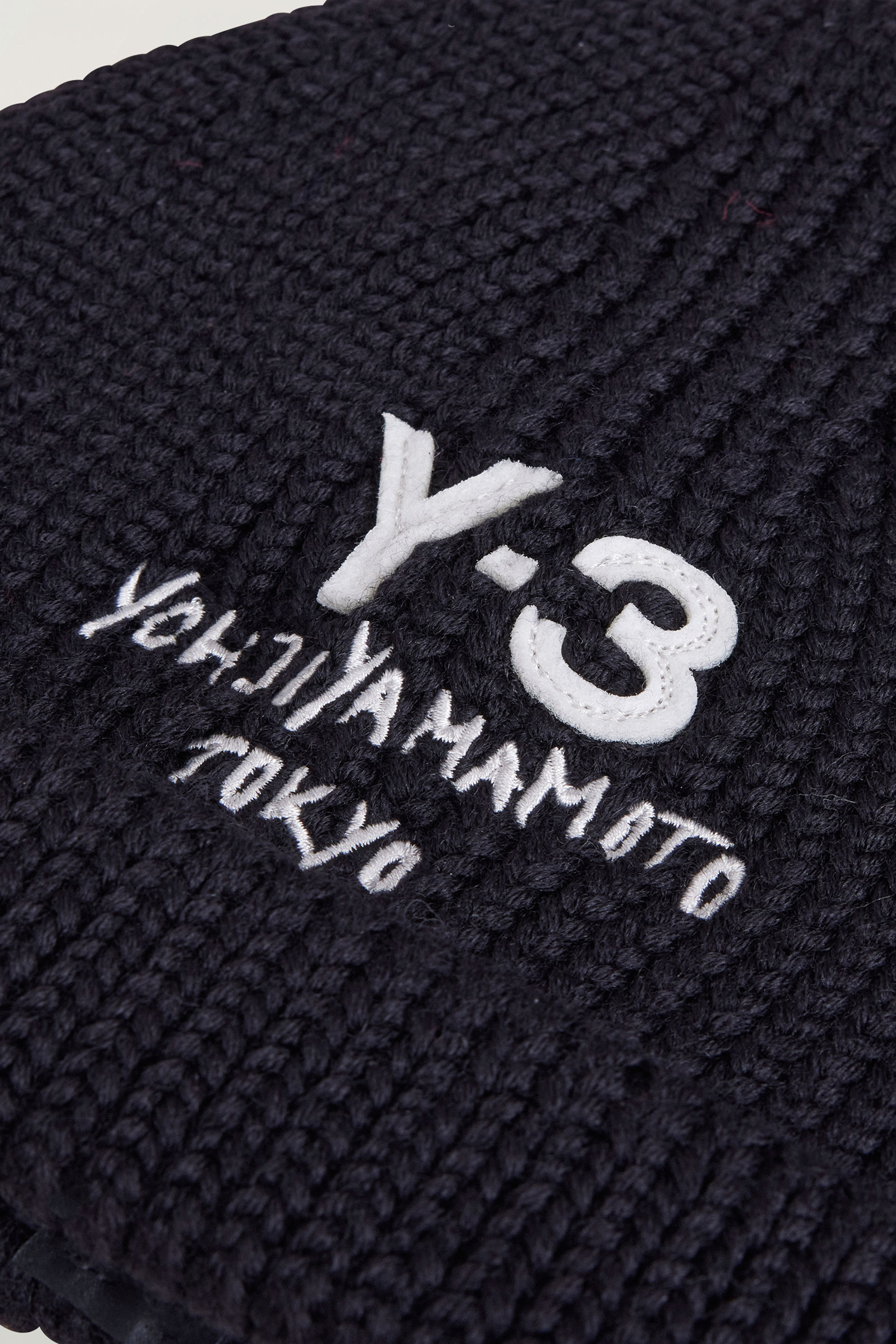Y-3 Embroidered Chunky Wool Knit Beanie Mütze, Kleidung, Hut, Dekoration für Zuhause