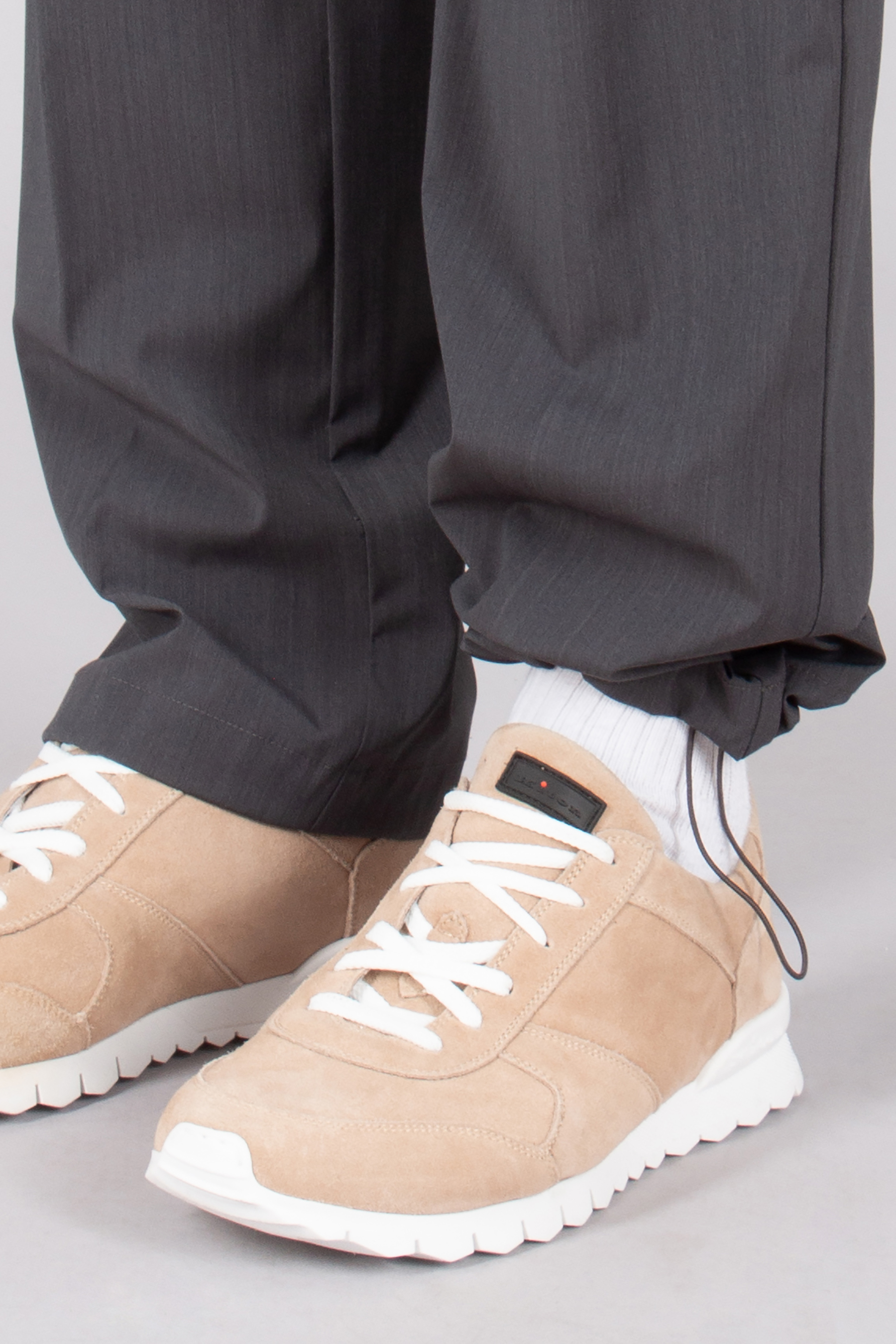 HERNO Regular Fit Tech Woven Pants Bekleidung, Schuhwerk, Schuh, Sneaker, Person