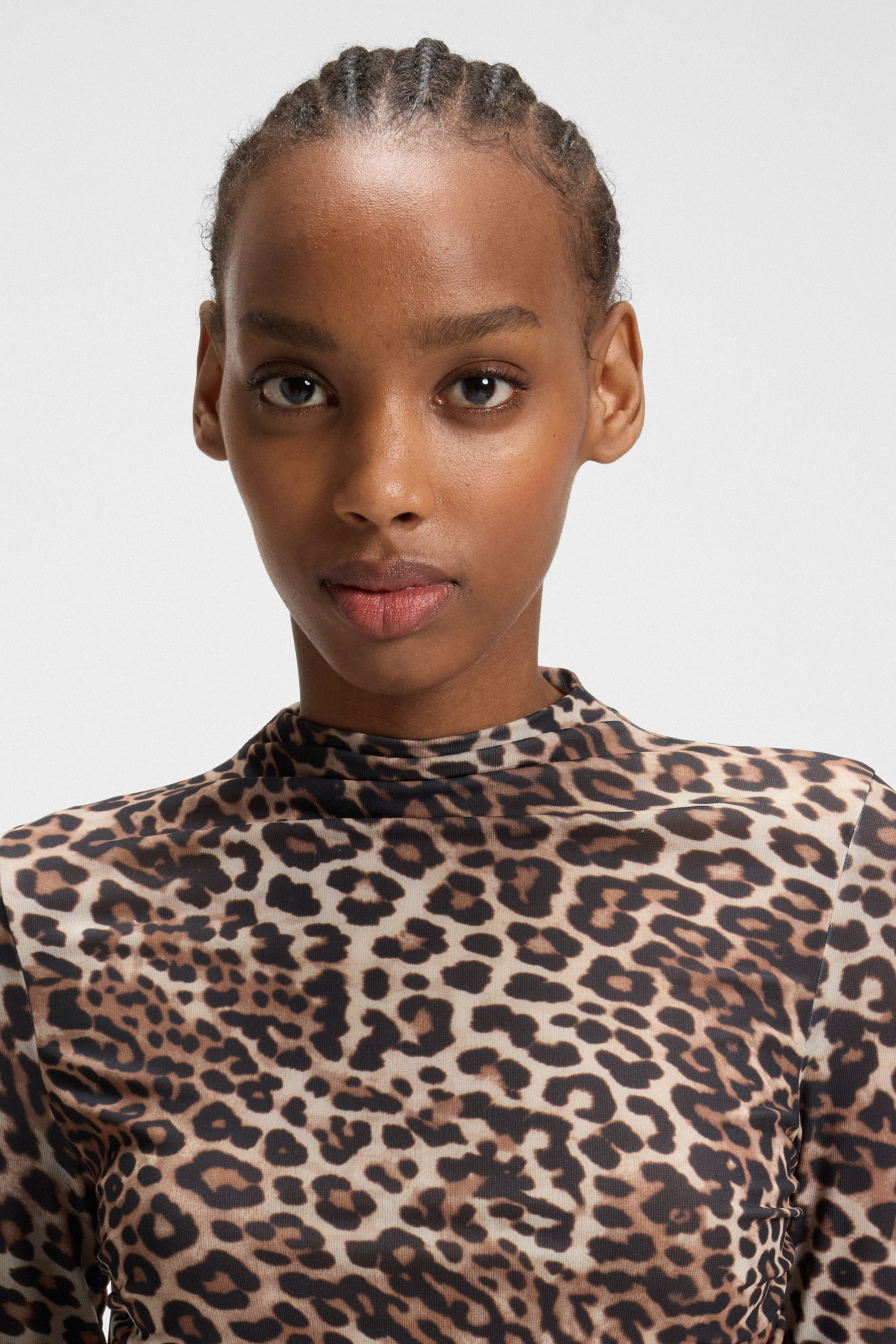 HUGO Slim Fit Leopard Print Stretch Mesh Crepe Long-Sleeve Maxi Dress Nardonnay Gesicht, Kopf, Person, Fotografie, Portrait
