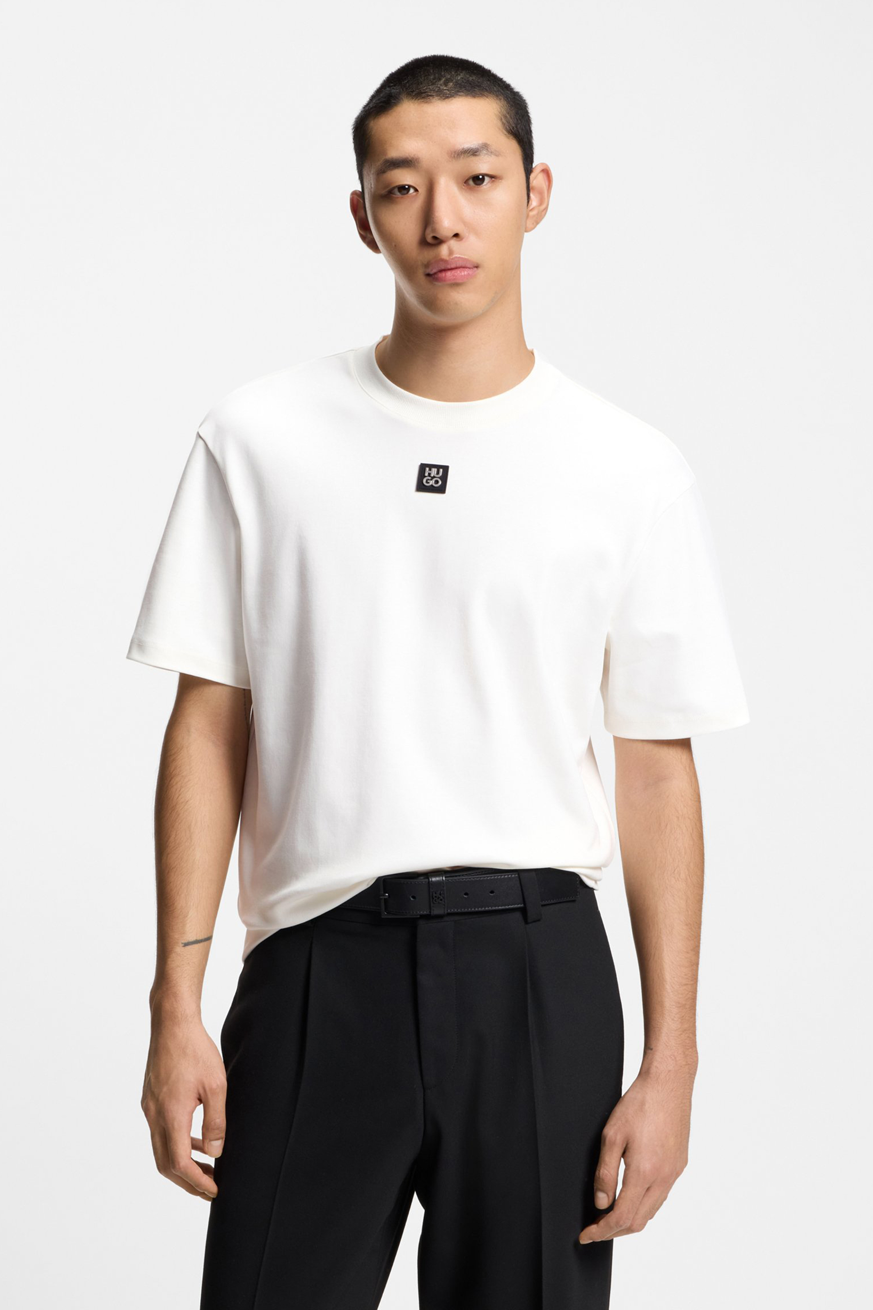 Bekleidung, T-shirt, Person, Ärmel, Hemd