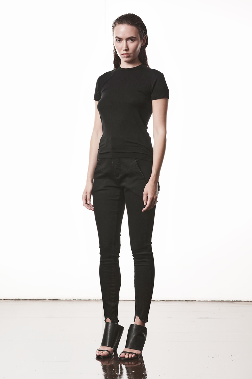 Bekleidung, Hosen, Person, Schuh, Sandale