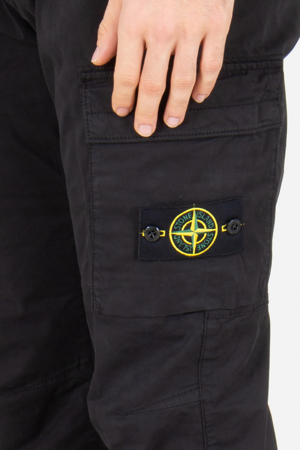 Bekleidung, Hosen, Gürtel, Person, Logo