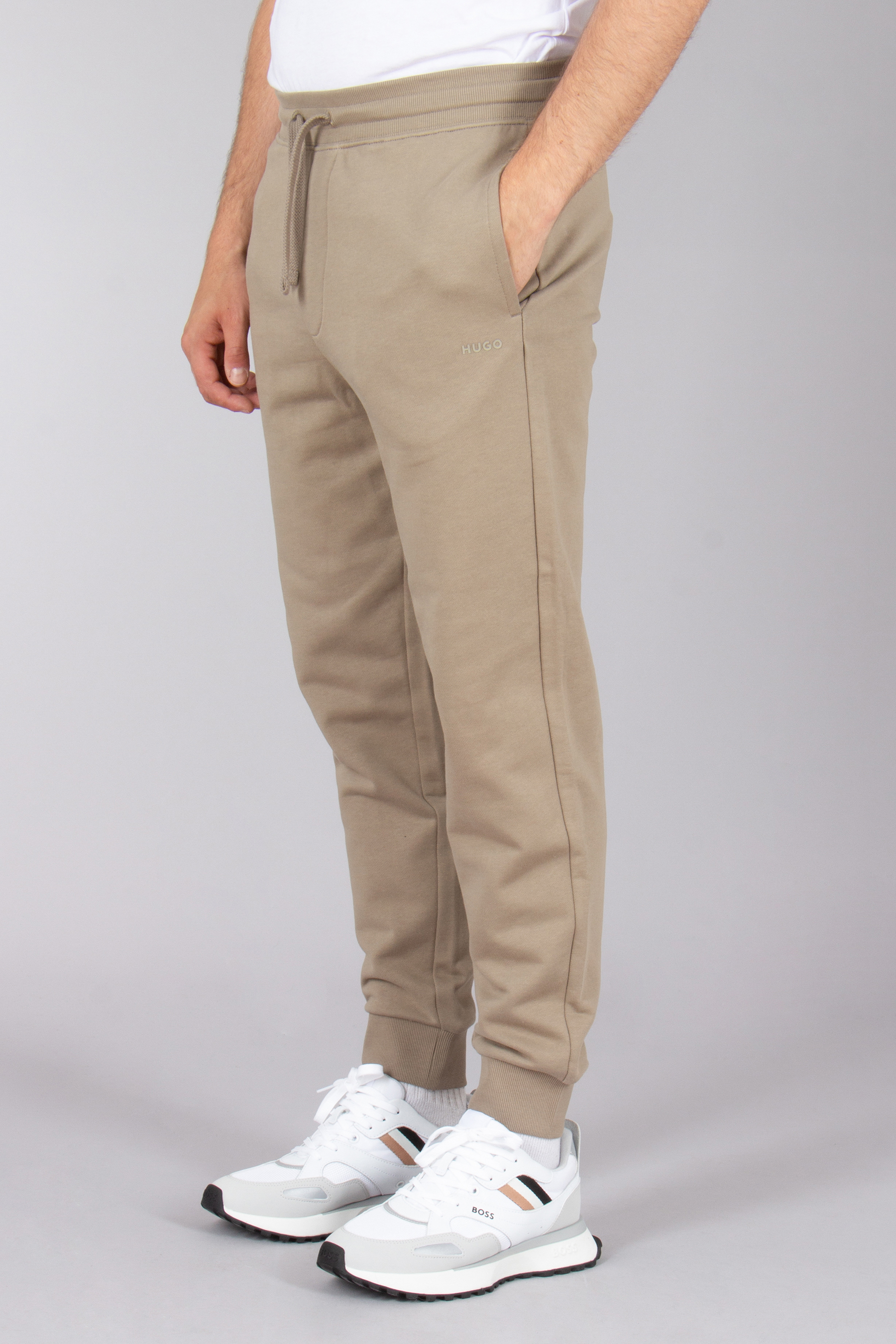 HUGO Relaxed Fit Printed Cotton French Terry Sweatpants Dayote Schuh, Khaki, Hosen, Sneaker, Person