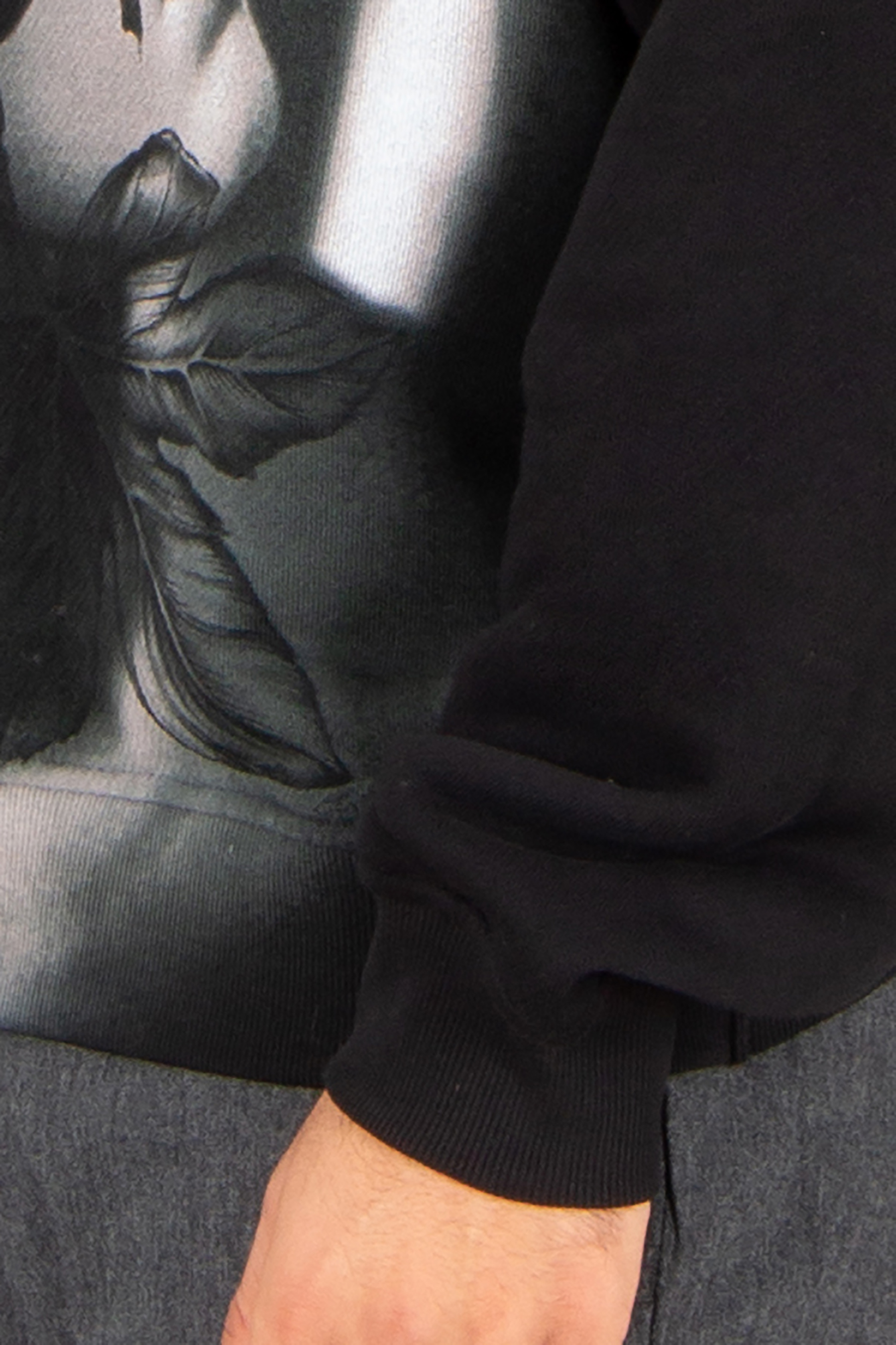 EMPORIO ARMANI Oversized Graphic Print Cotton French Terry Sweatshirt Langarm, Ärmel, Person, Finger, Hand