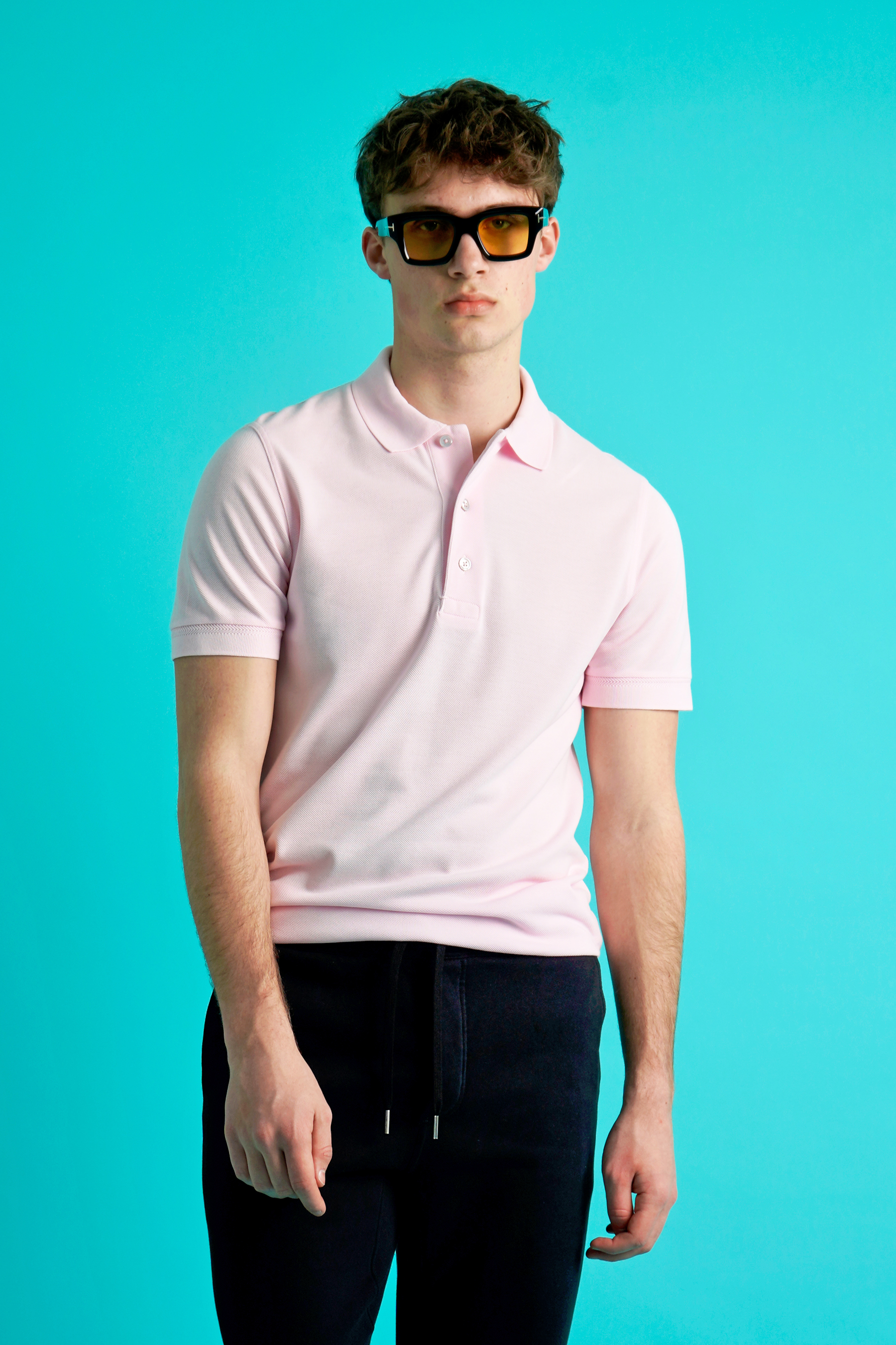 T-shirt, Sonnenbrille, Hemd, Ärmel, Person