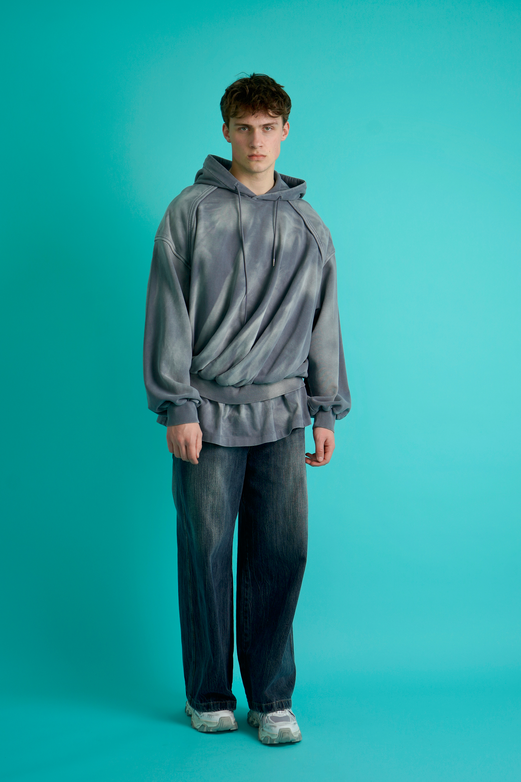 Pulli, Sweatshirt, Mantel, Person, Hosen