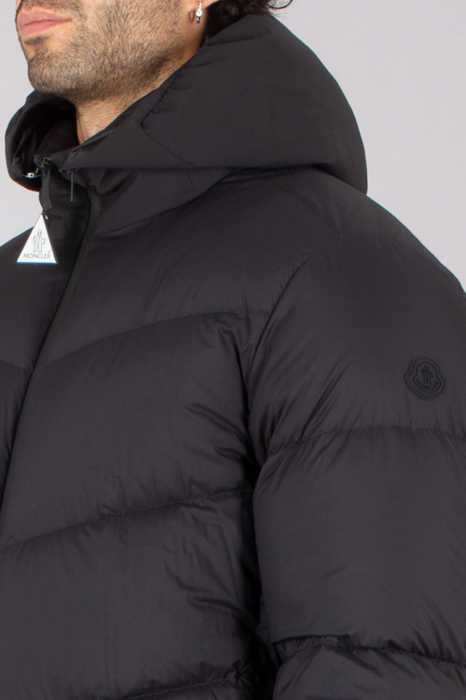 MONCLER Forez Regular Fit Longue Saison Down Jacket Bekleidung, Mantel, Jacke, Gesicht, Person