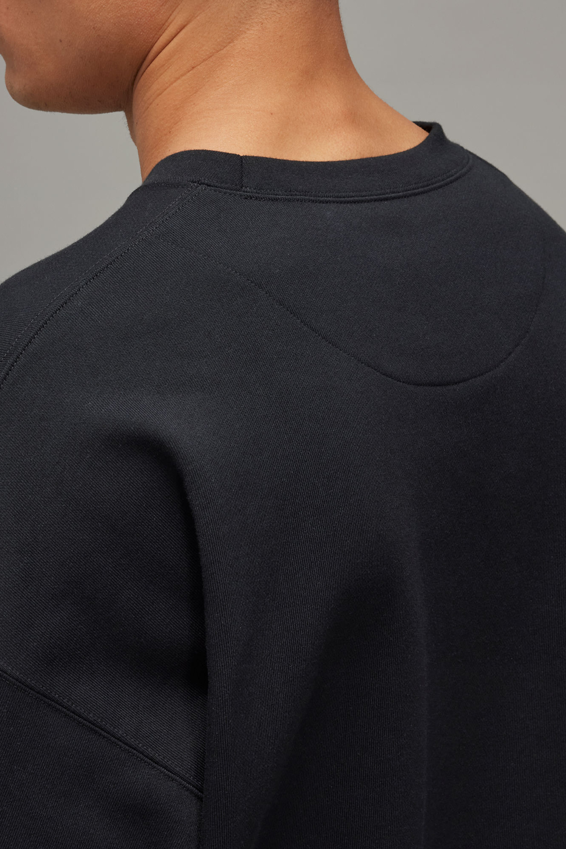 Y-3 Loose Fit Brushed Cotton Blend French Terry Sweatshirt Langarm, Person, Schulter, Hals, Pullover