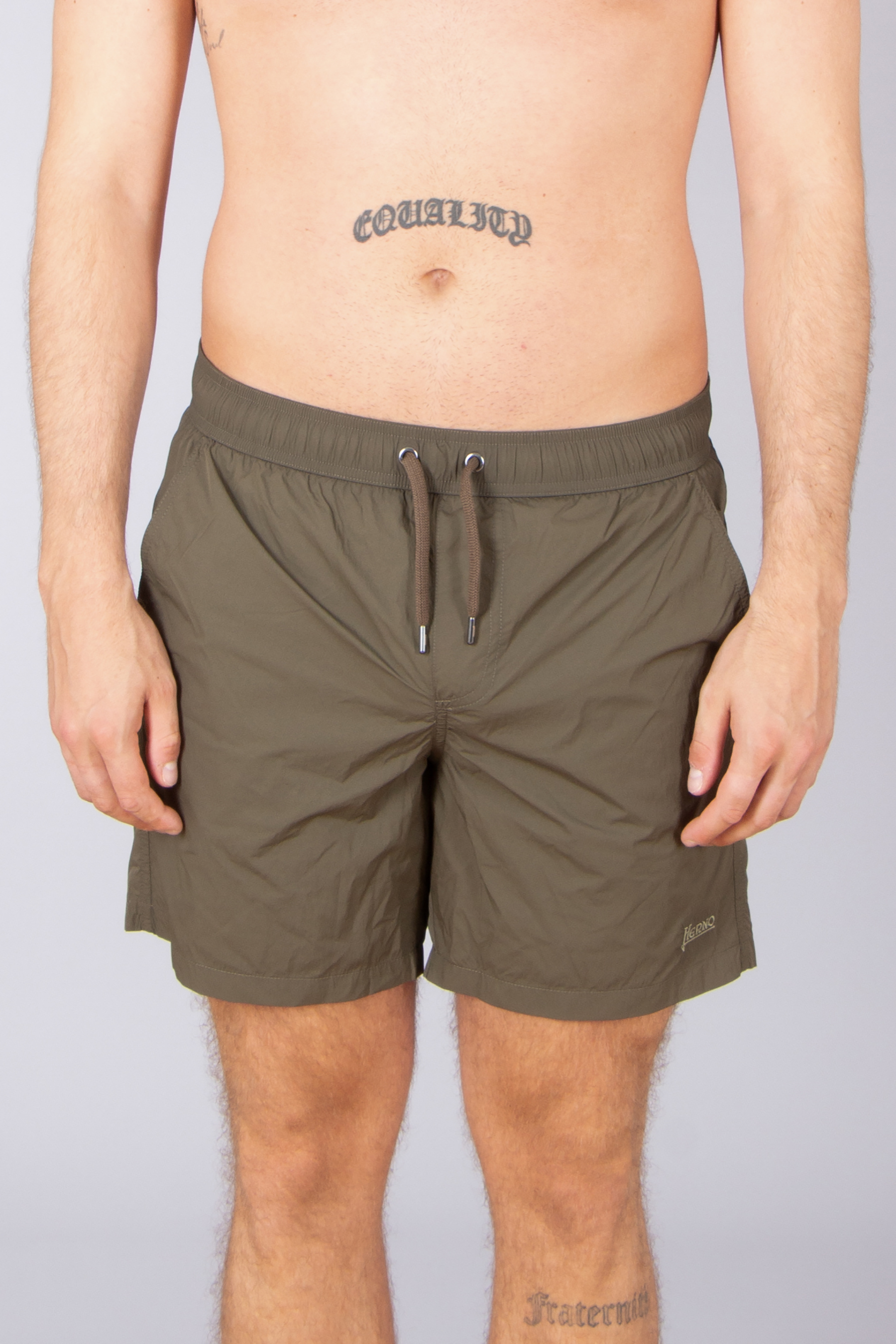 Bekleidung, Kurze Hosen, Person, Haut, Tätowierung