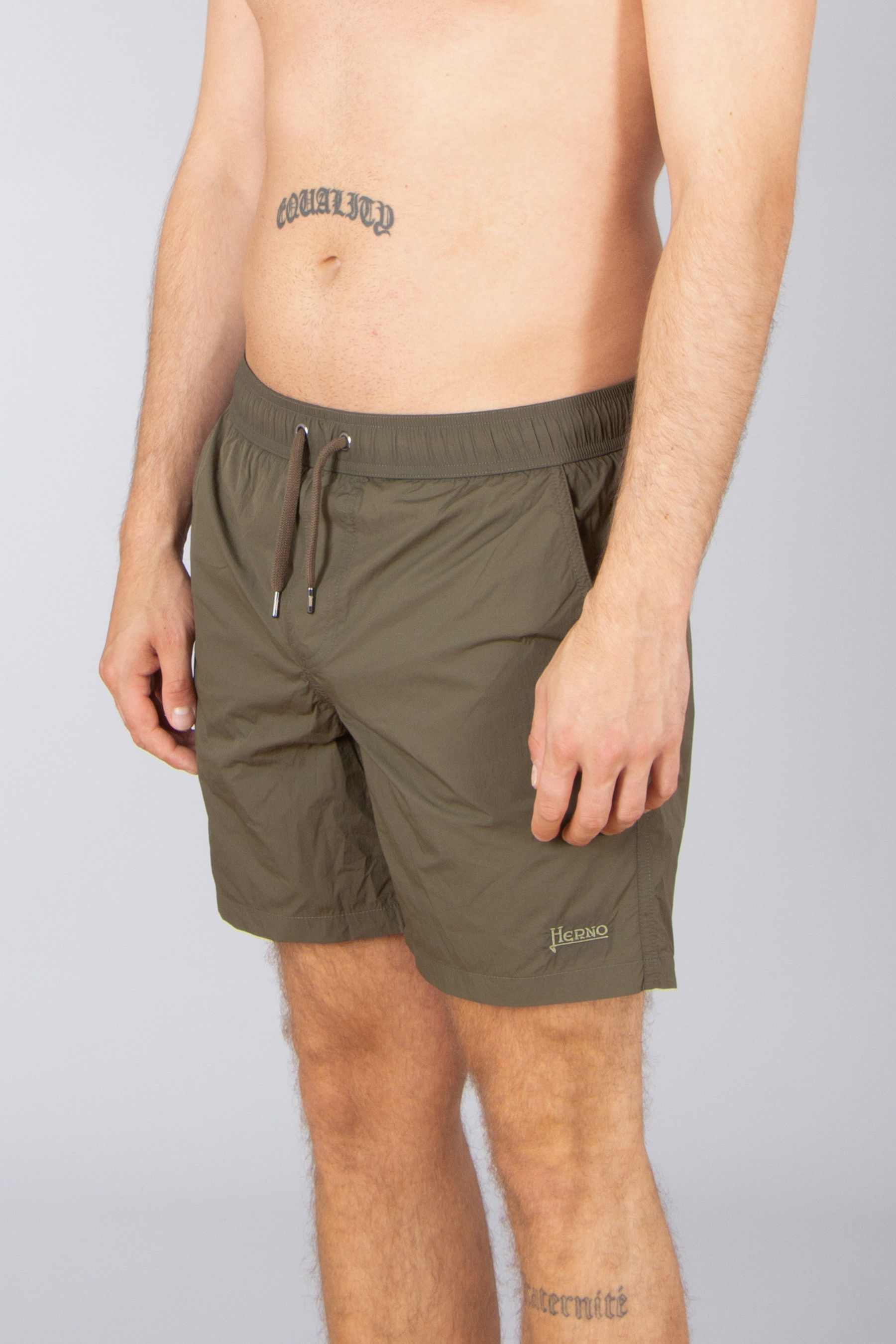 HERNO Regular Fit Ultralight Crease Swim Shorts Bekleidung, Kurze Hosen, Person, Haut, Tätowierung