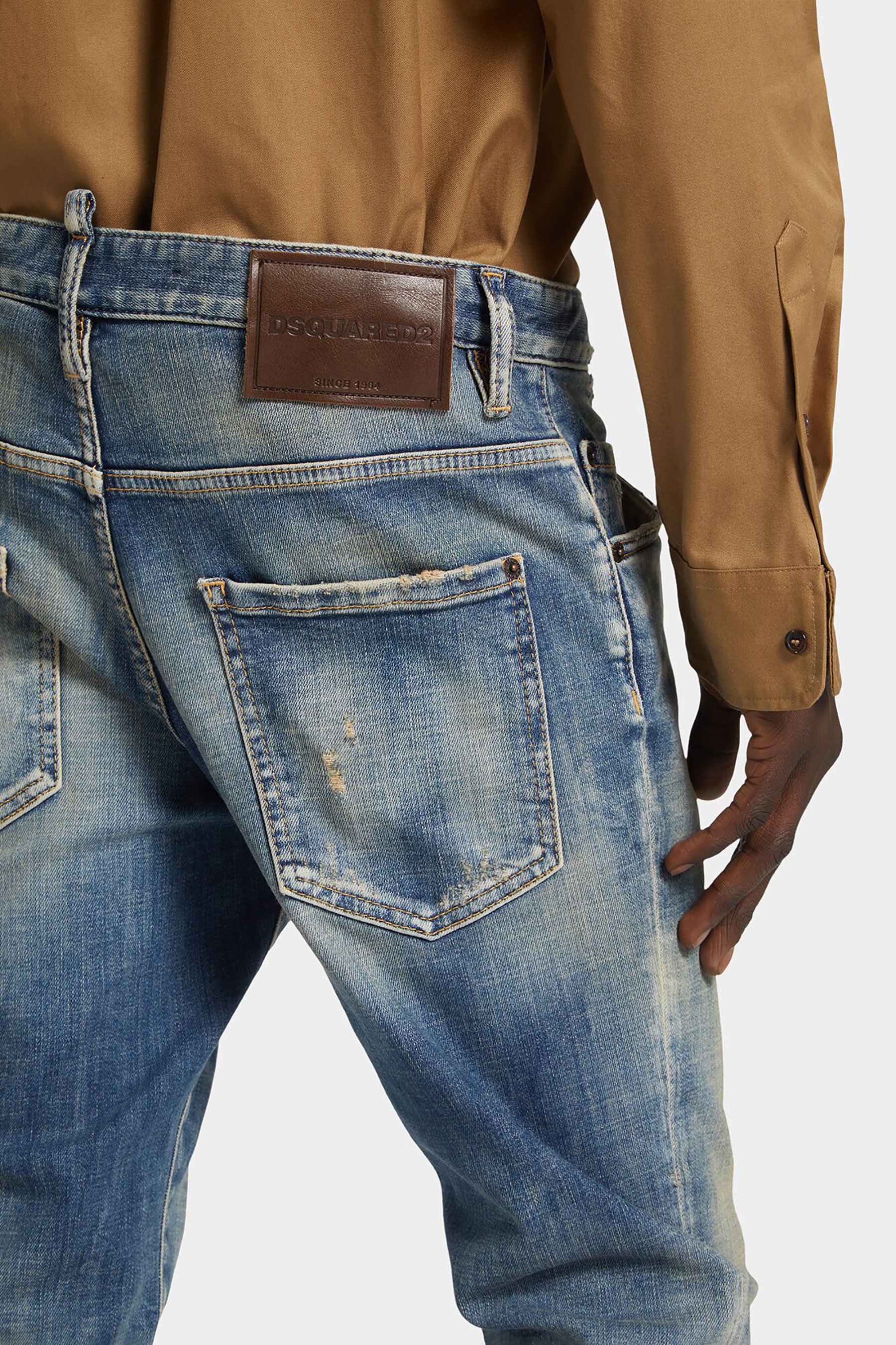 DSQUARED2 Slim Fit Medium Sandy Wash Cotton Stretch Denim Skater Jeans Bekleidung, Hosen, Jeans, Zubehör