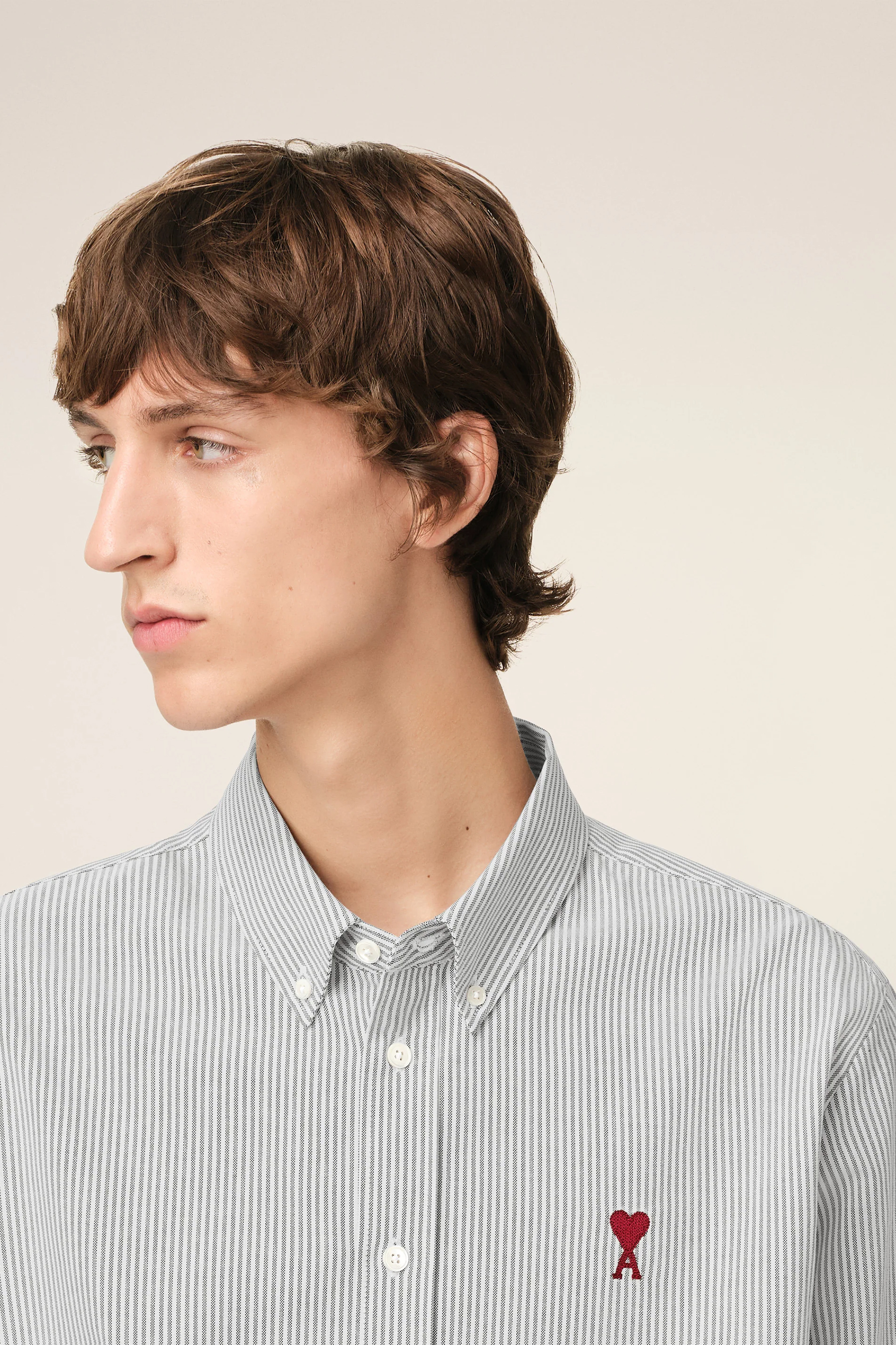 AMI PARIS Classic Fit Ami De Coeur Striped Cotton Oxford Button-Down Shirt Hemd, Gesicht, Kopf, Person, Portrait