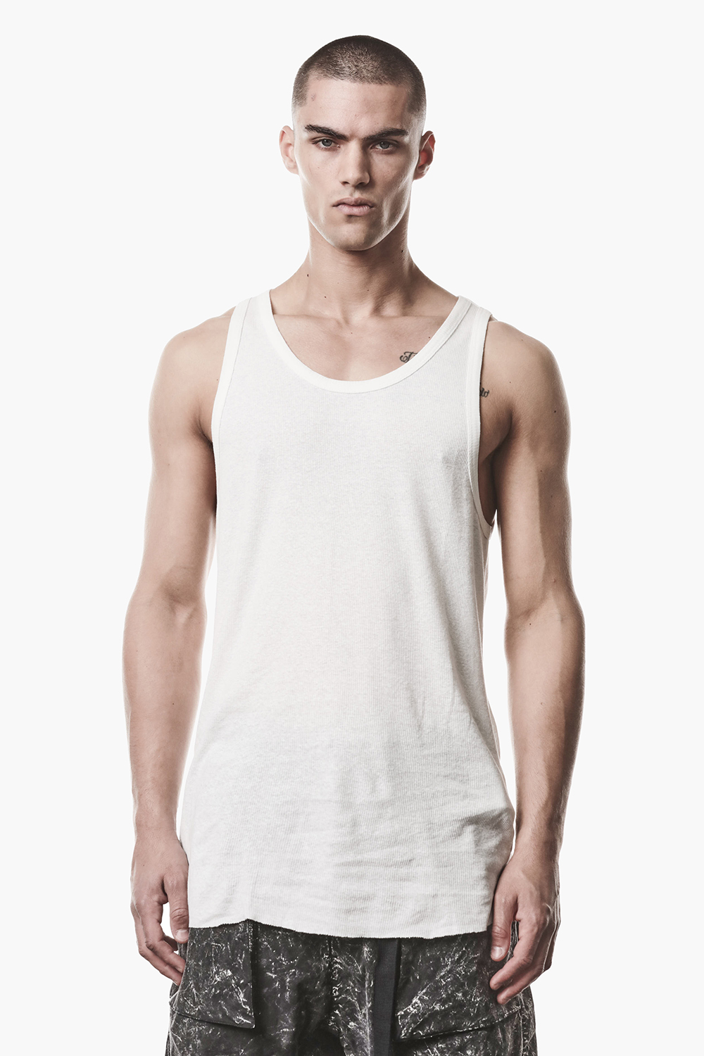Bekleidung, Tanktop, Person, Gesicht, Kopf
