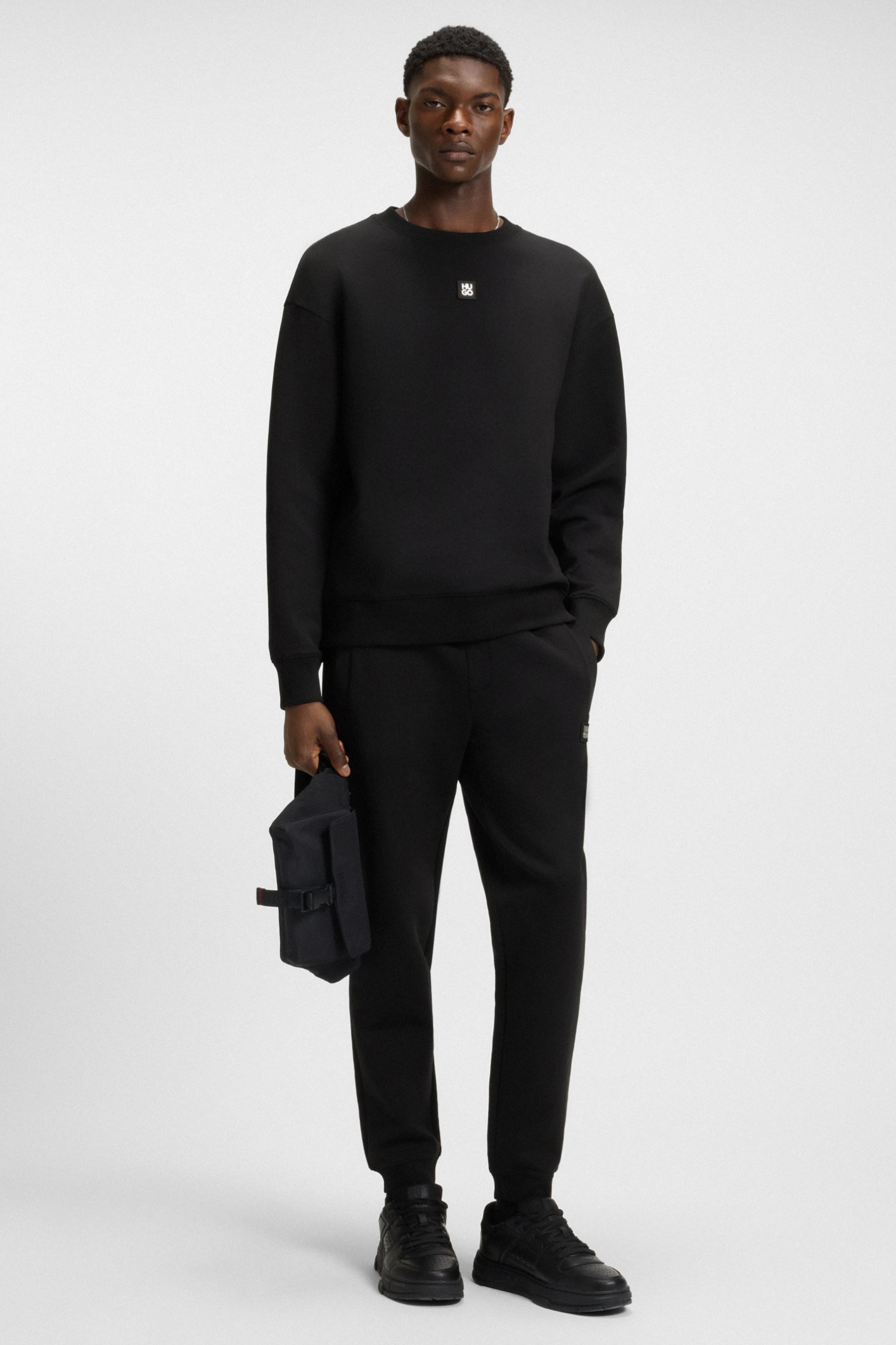 HUGO Relaxed Fit Interlock-Cotton Blend Stretch Sweatpants Dimacs Langarm, Person, Stehend, Anzug, Mann