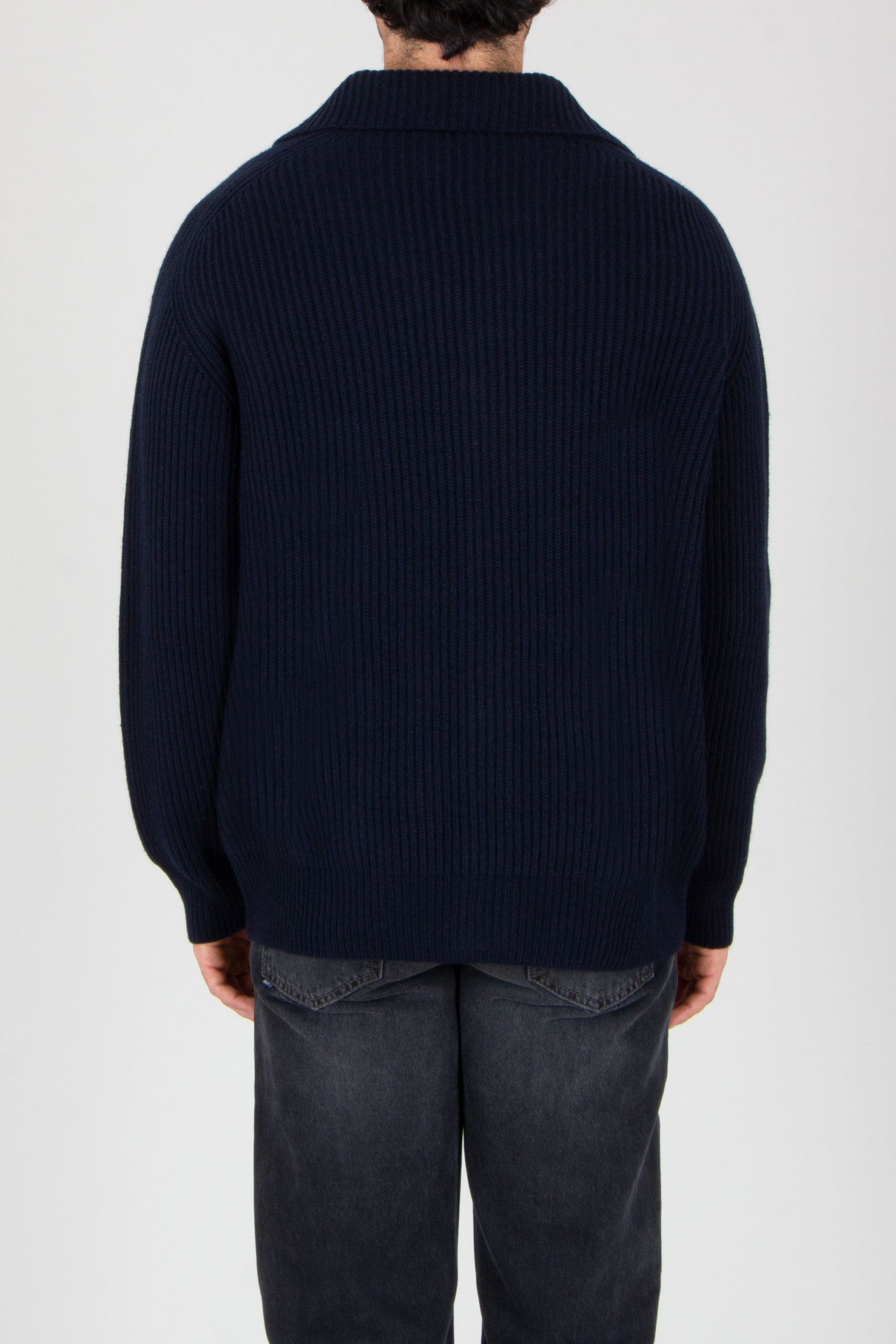 Strickwaren, Pullover, Jeanshose, Hosen, Jacke