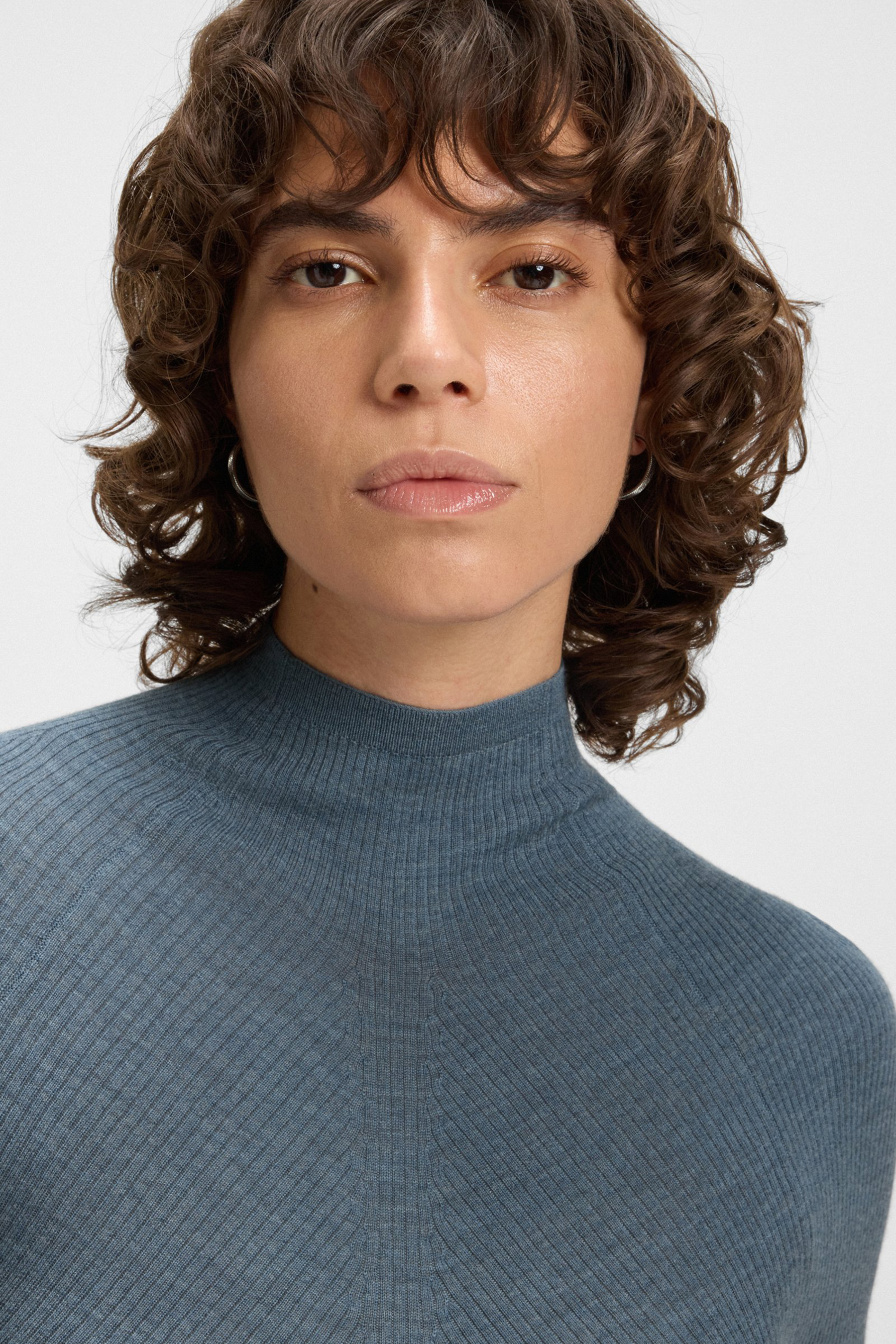 BOSS Slim Fit Superfine Ribbed Virgin Wool Short-Sleeve Mock Neck Sweater Faleri Gesicht, Kopf, Hals, Person, Portrait