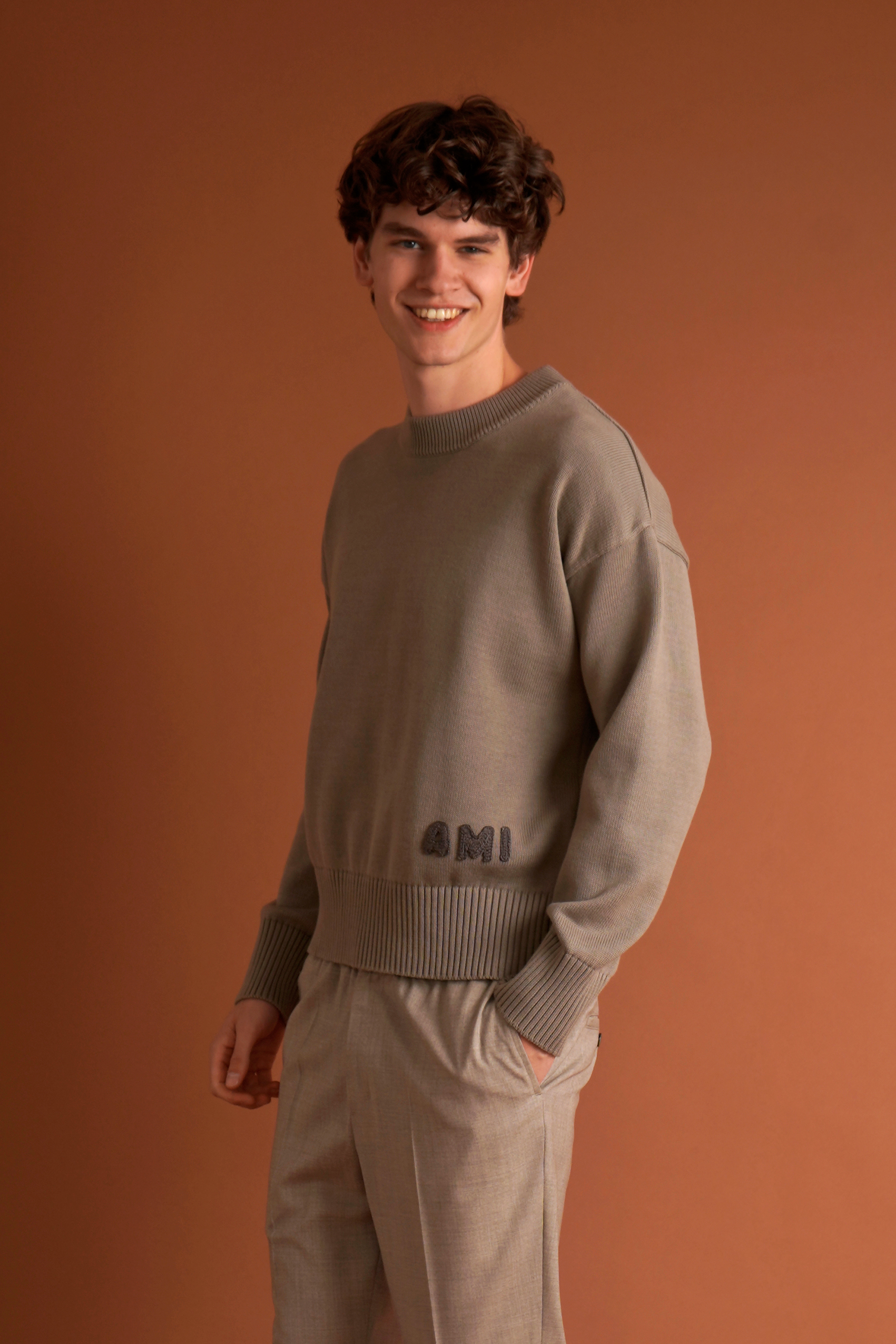 AMI PARIS Relaxed Fit Organic Cotton-Wool Blend Sweater Strickwaren, Pullover, Person, Langarm, Lächeln