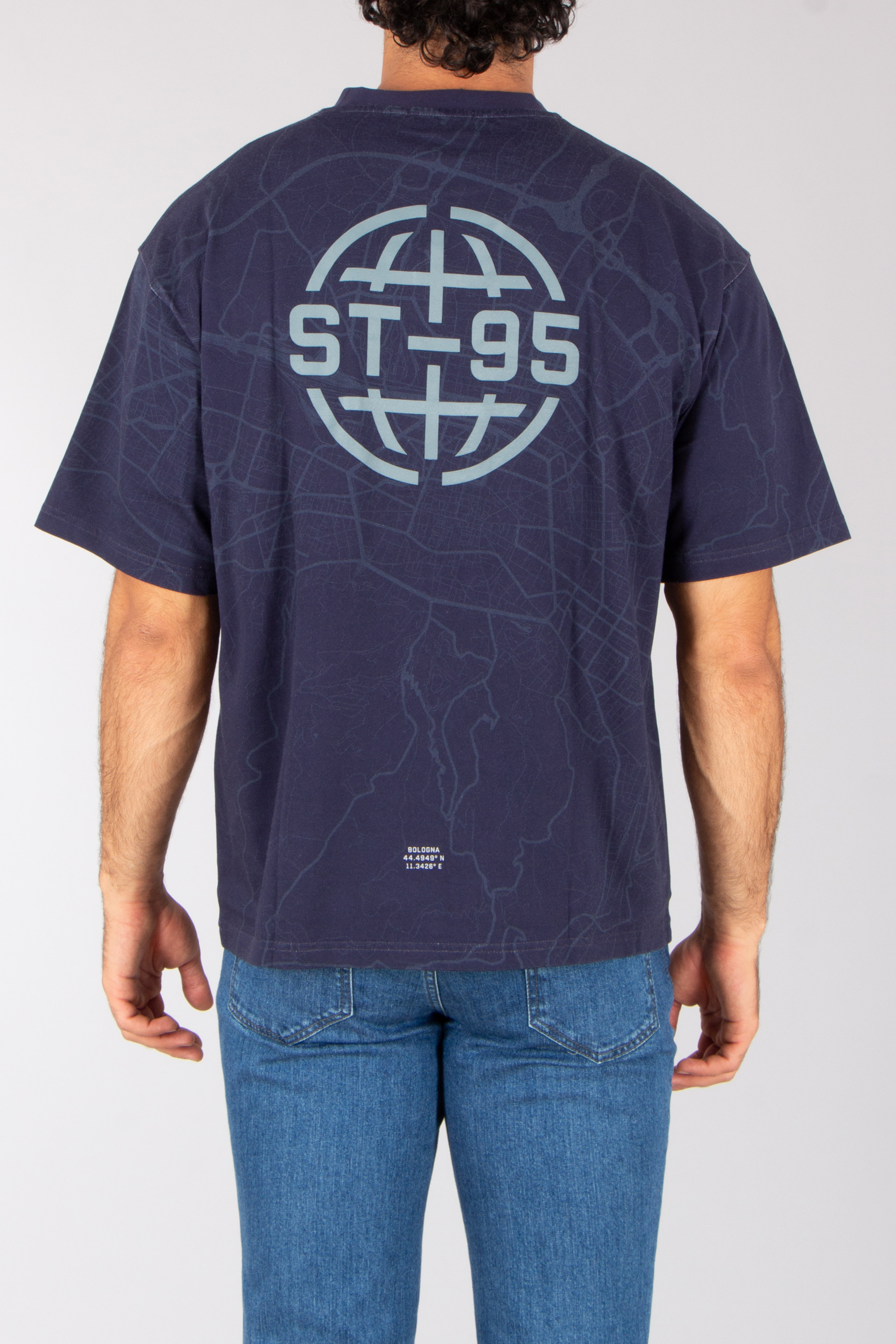 T-shirt, Hemd, Jeanshose, Mann, Person